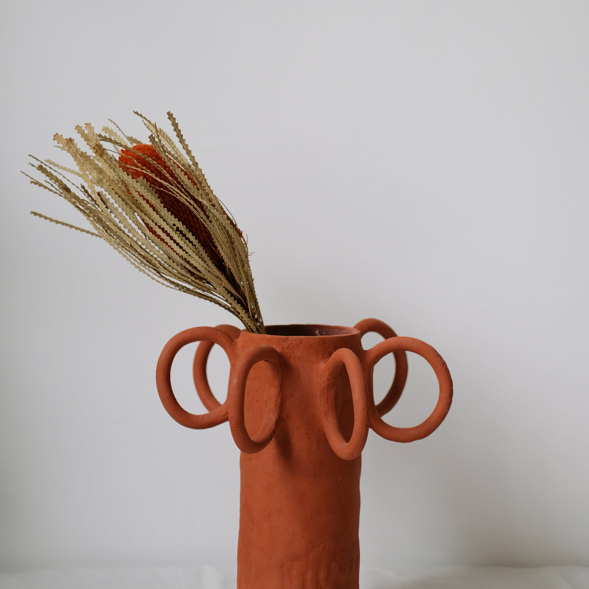 Vase Poulpe Terracotta de Pia Chevalier chez Brutal Ceramics