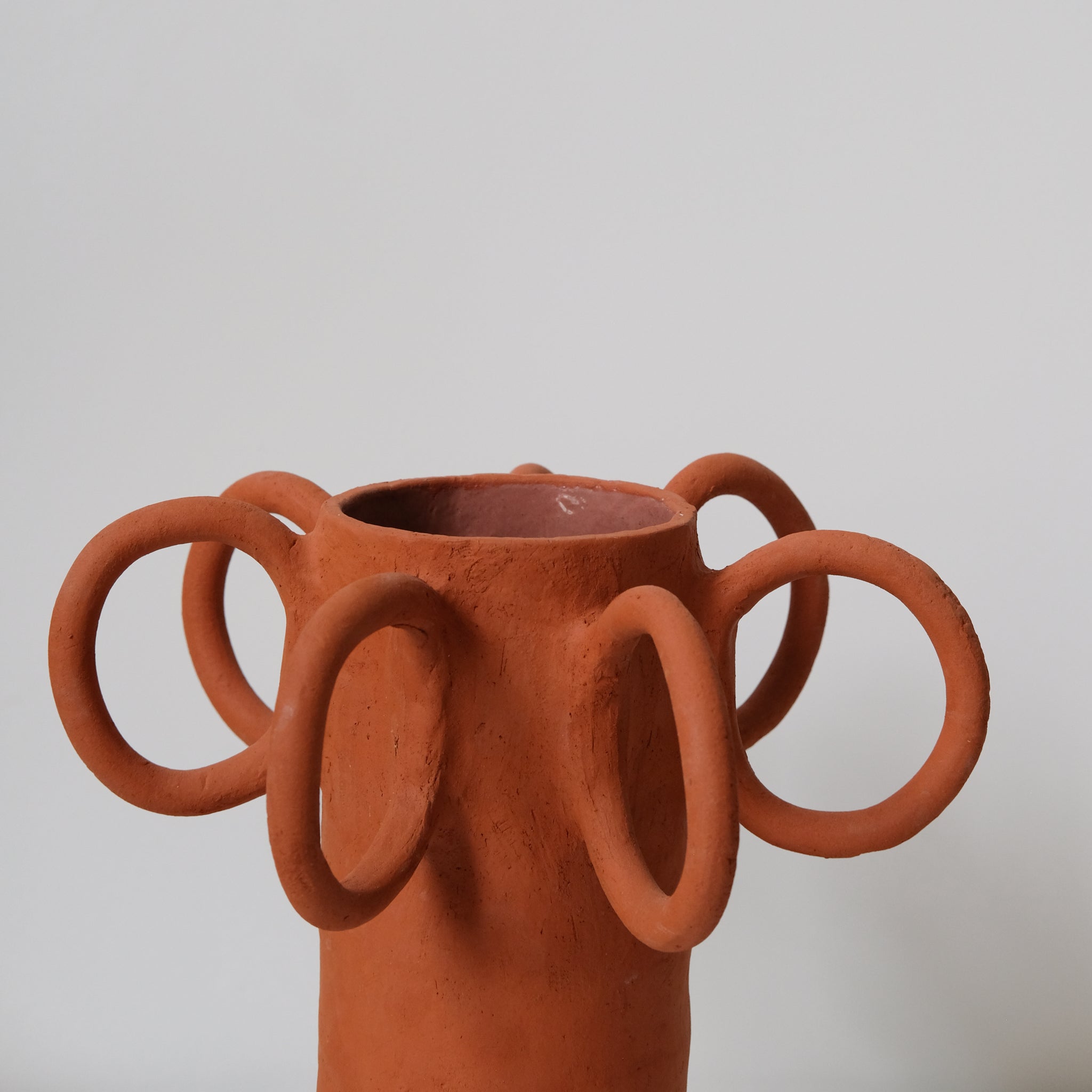 Vase Poulpe Terracotta de Pia Chevalier chez Brutal Ceramics