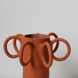Vase Poulpe Terracotta de Pia Chevalier chez Brutal Ceramics
