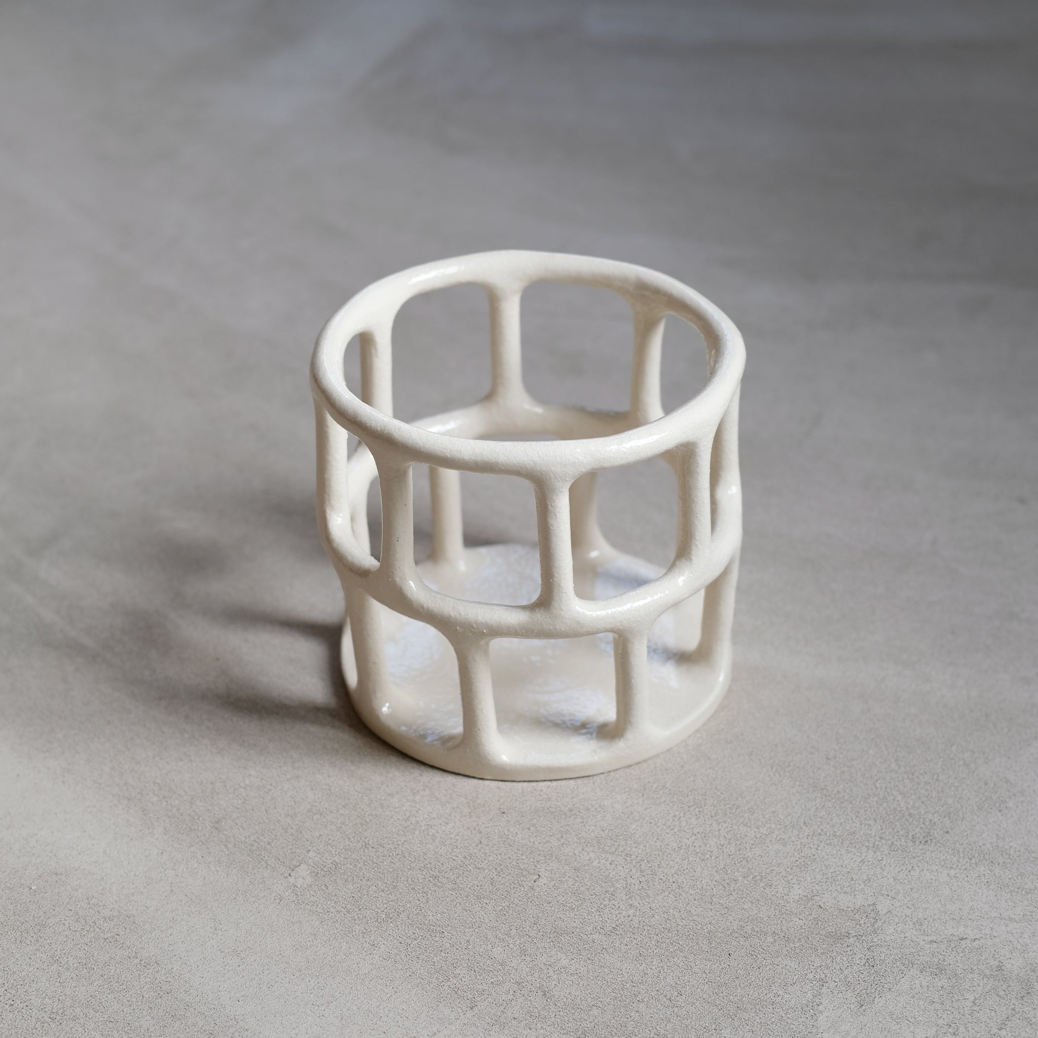 Corbeille en grès cylindrique H 18cm de Solenne Belloir chez Brutal Ceramics