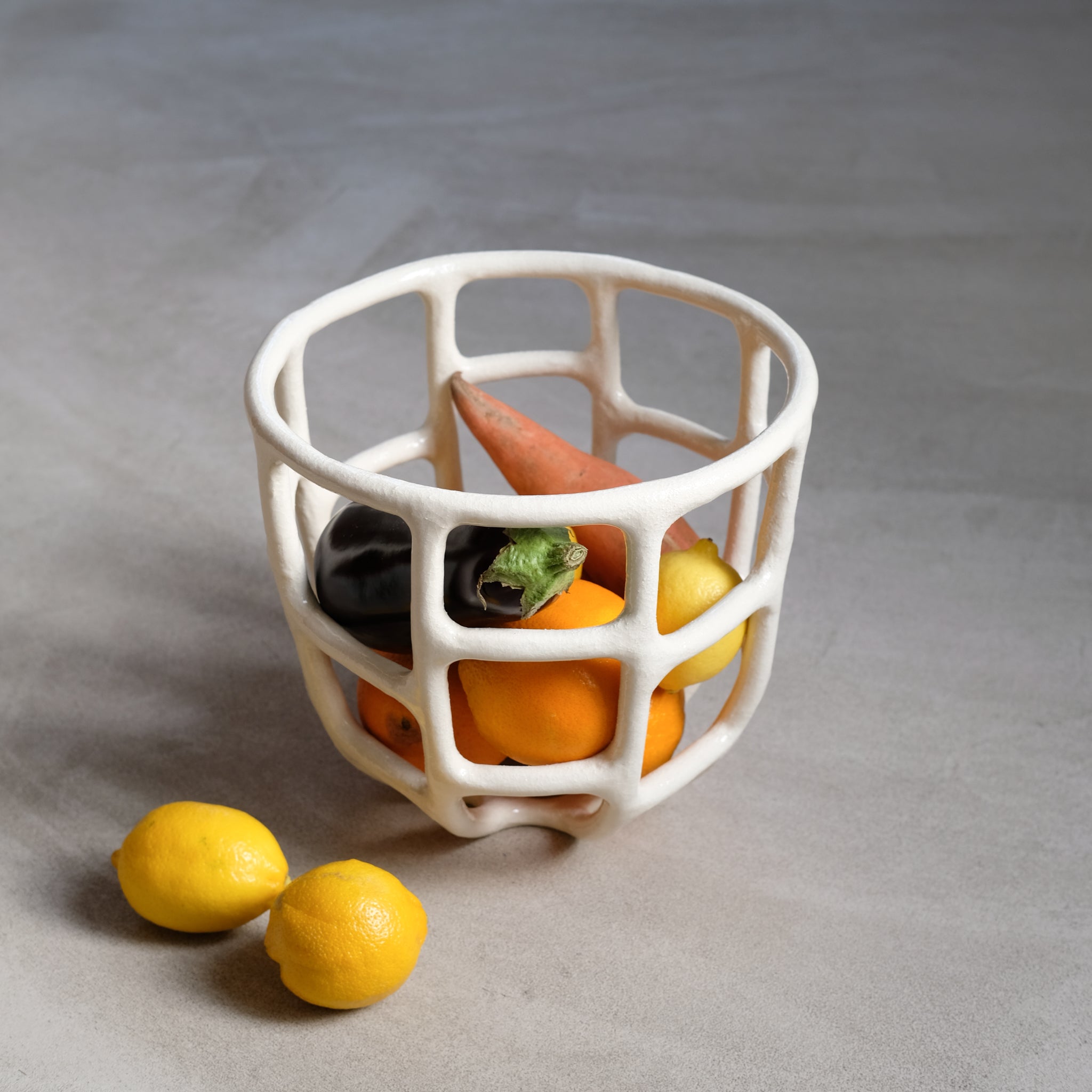 Corbeille en grès ronde H 25cm de Solenne Belloir chez Brutal Ceramics