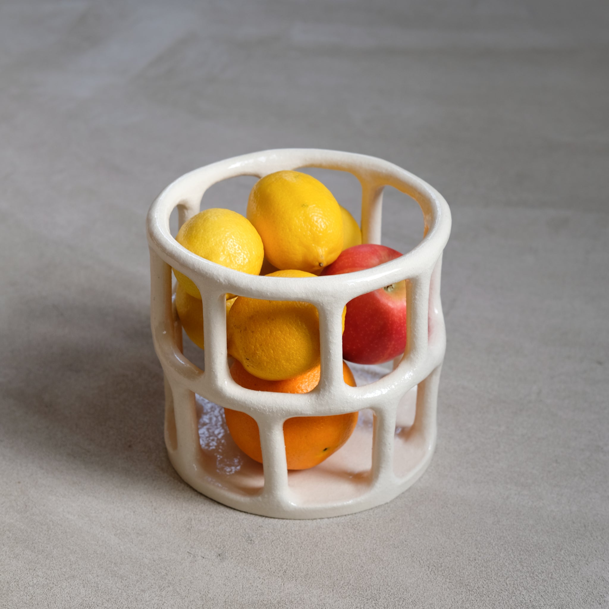 Corbeille en grès cylindrique H 18cm de Solenne Belloir chez Brutal Ceramics