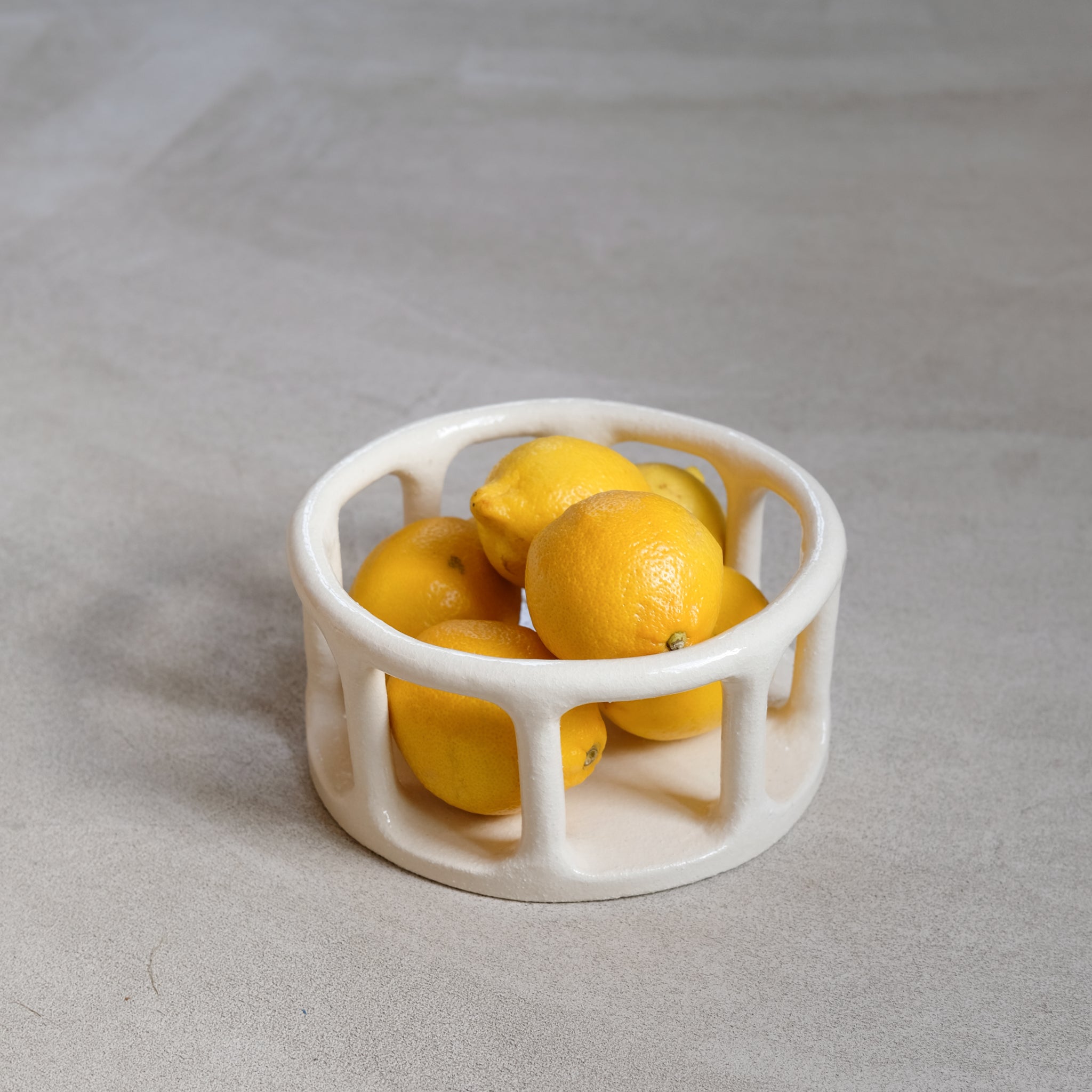 Corbeille en grès cylindrique H 10cm de Solenne Belloir chez Brutal Ceramics