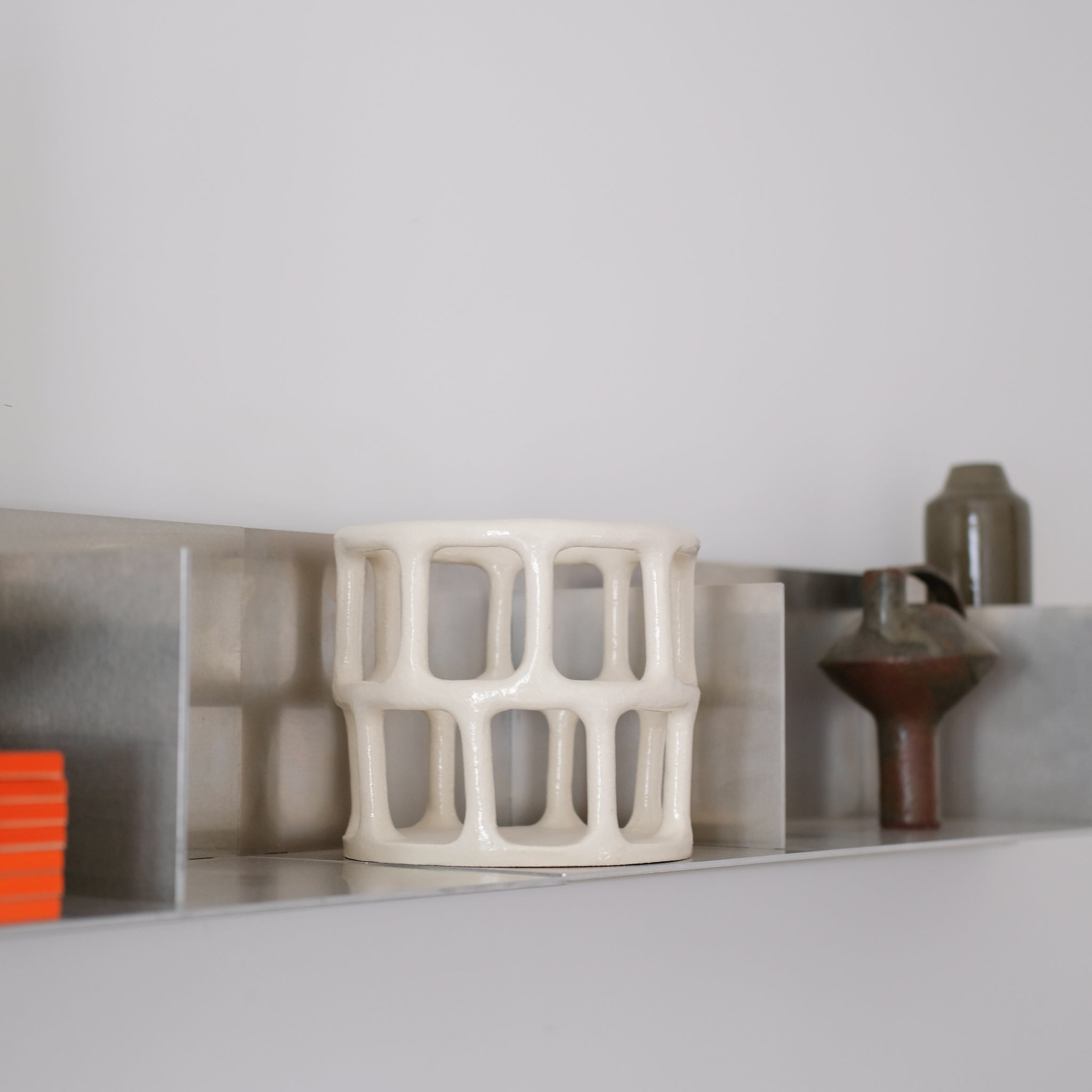 Corbeille en grès cylindrique H 18cm de Solenne Belloir chez Brutal Ceramics