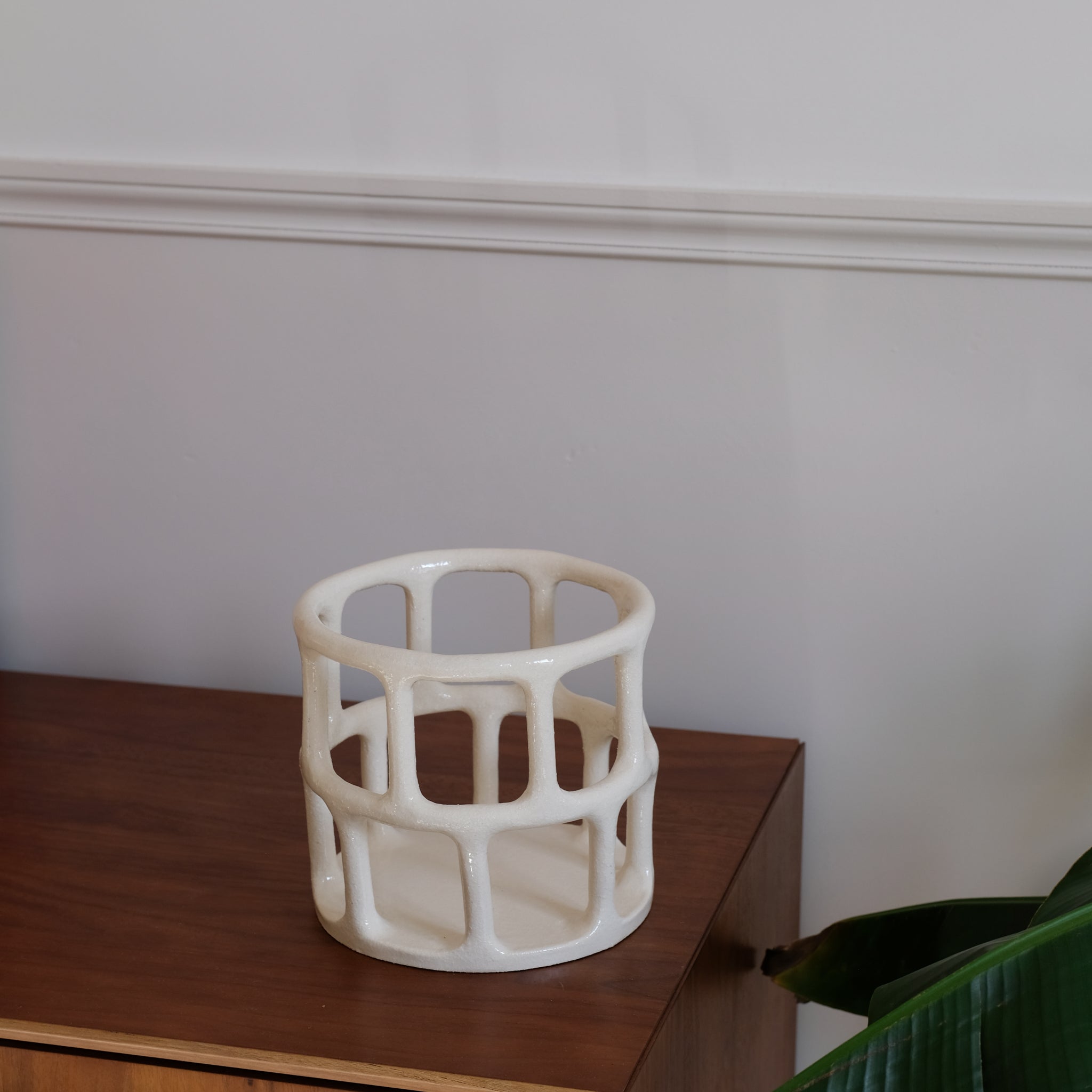 Corbeille en grès cylindrique H 18cm de Solenne Belloir chez Brutal Ceramics