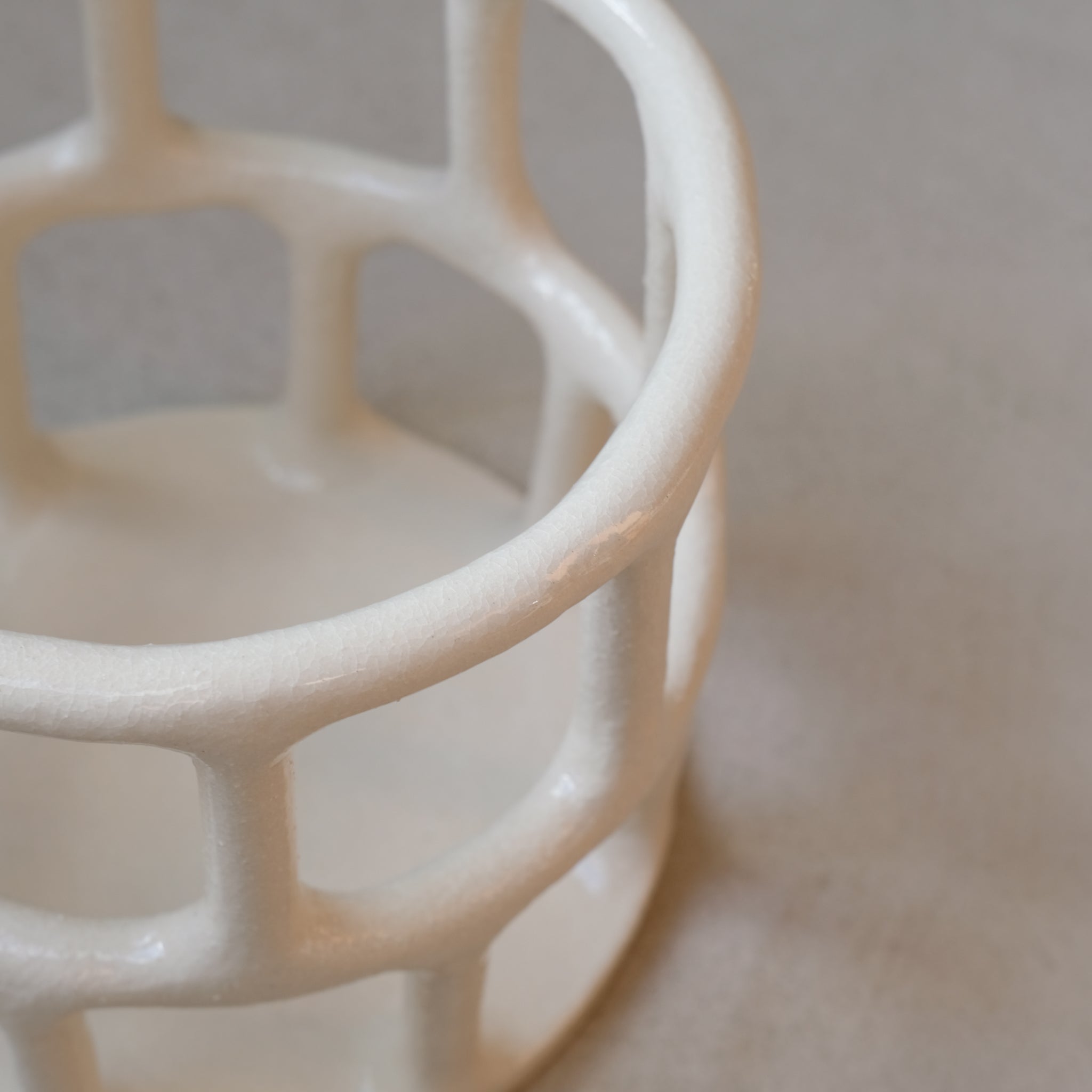 Corbeille en grès cylindrique H 18cm de Solenne Belloir chez Brutal Ceramics