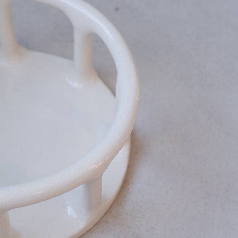 Corbeille en grès cylindrique H 10cm de Solenne Belloir chez Brutal Ceramics