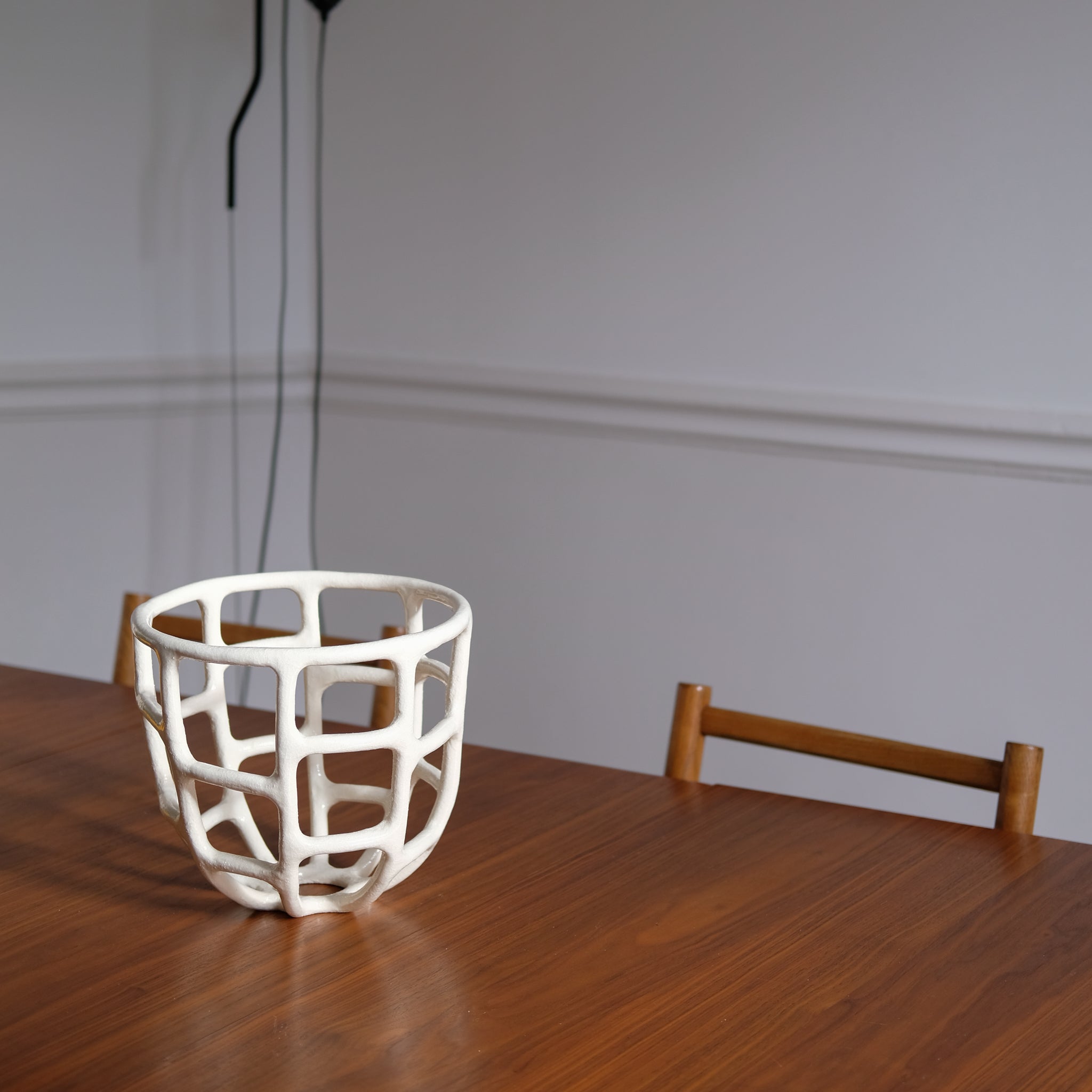Corbeille en grès ronde H 25cm de Solenne Belloir chez Brutal Ceramics