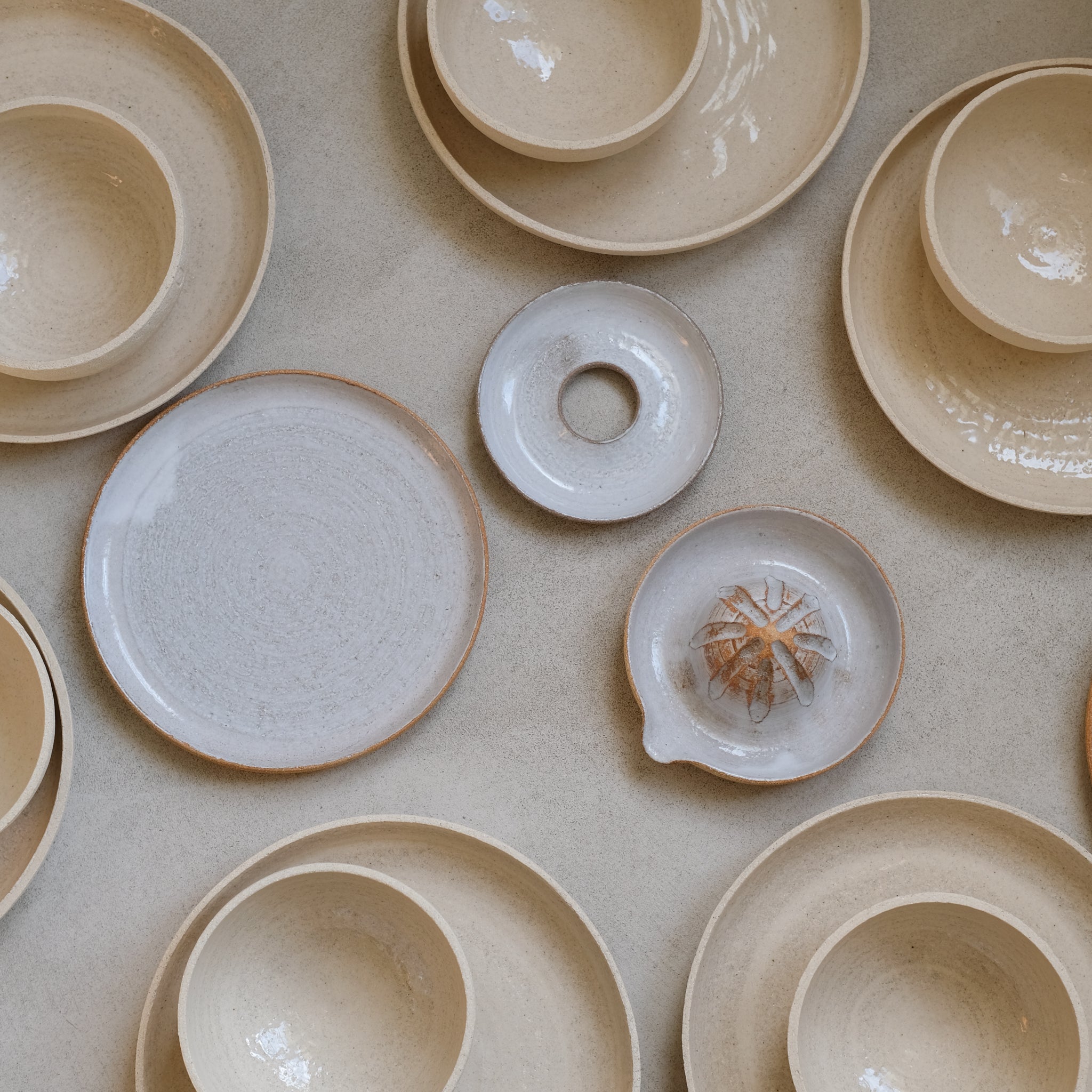 Assiette en grès chamotté par Studio Racines chez Brutal Ceramics