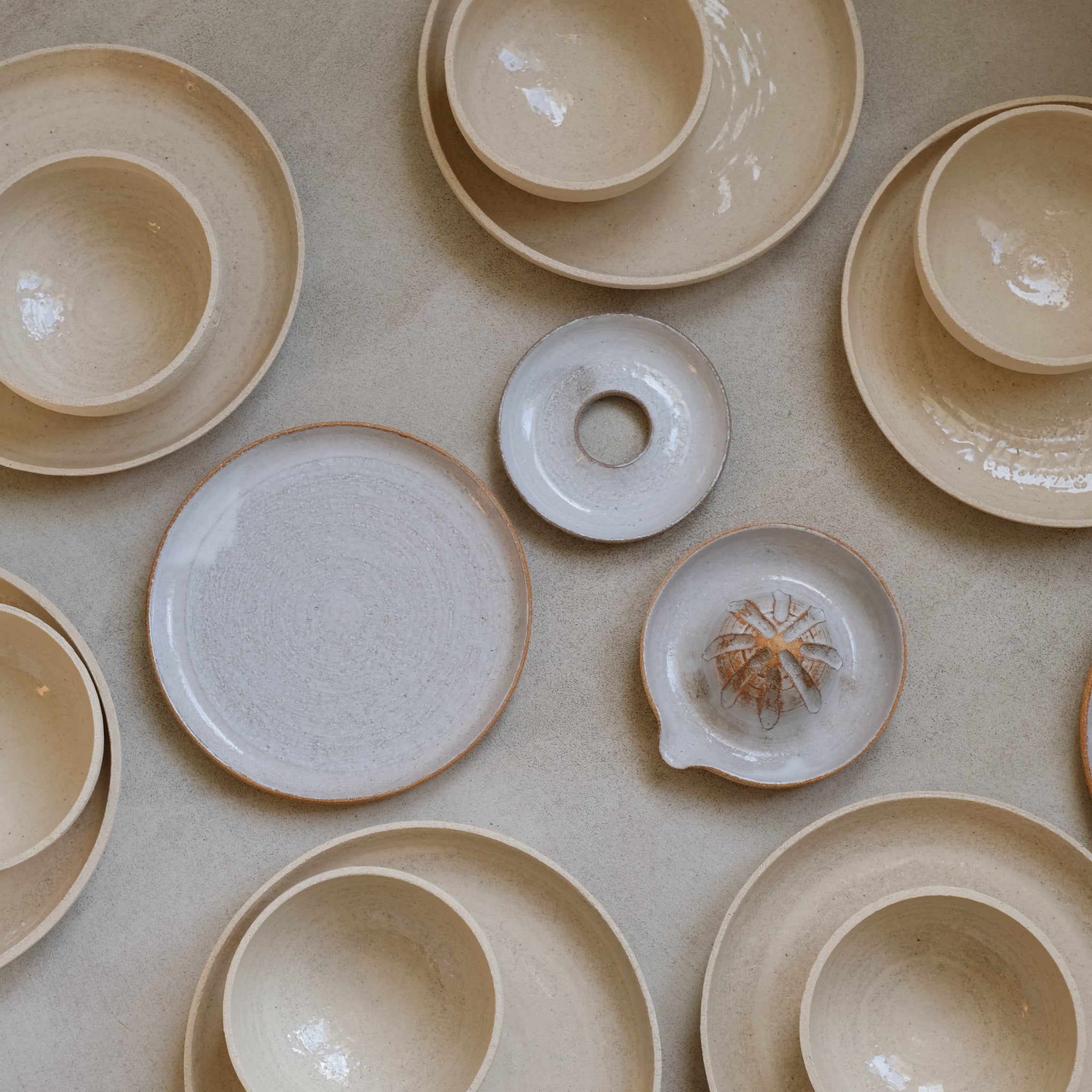 Assiette en grès roux chamotté par Studio Racines chez Brutal