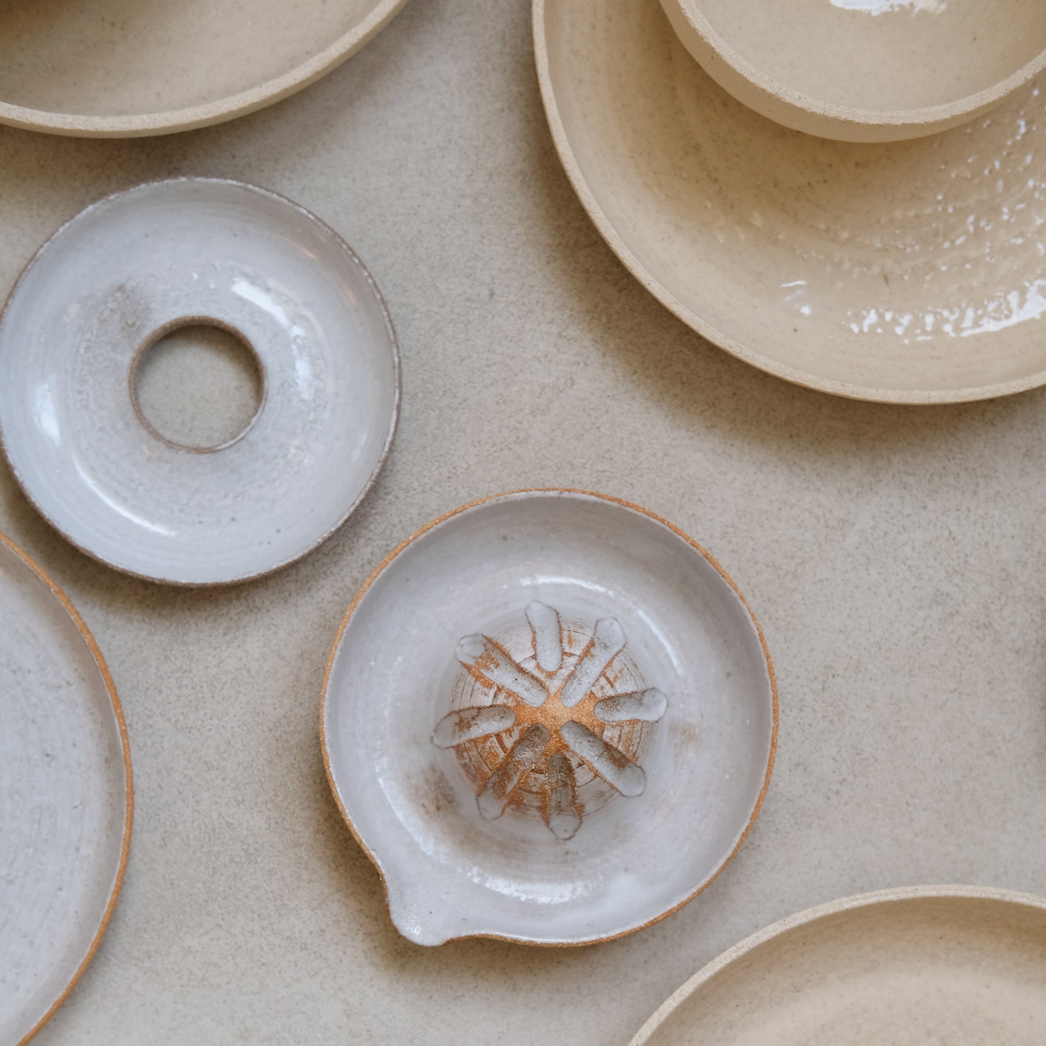 Presse-agrumes en grès roux par Studio Racines chez Brutal Ceramics
