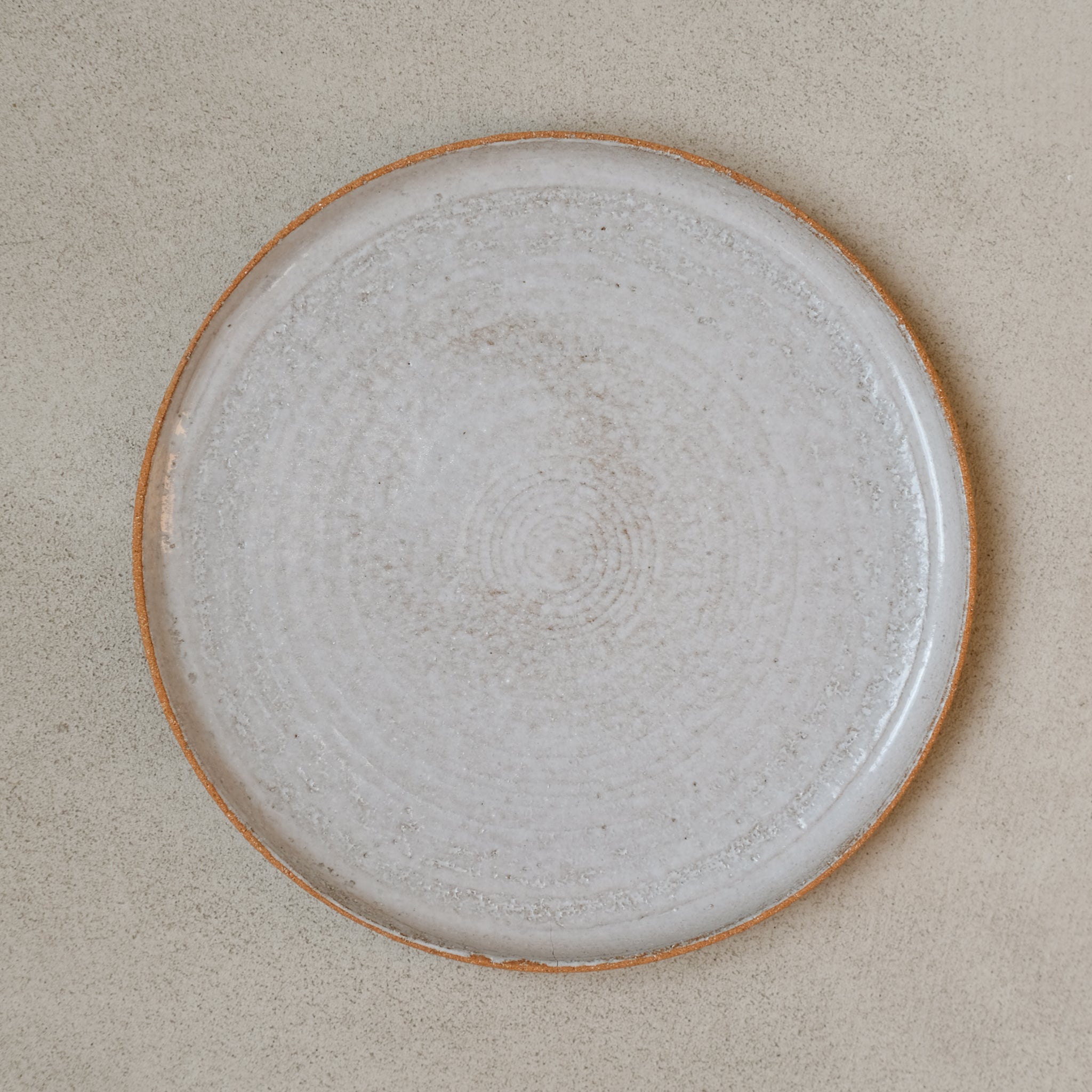 Assiette en grès roux chamotté par Studio Racines chez Brutal
