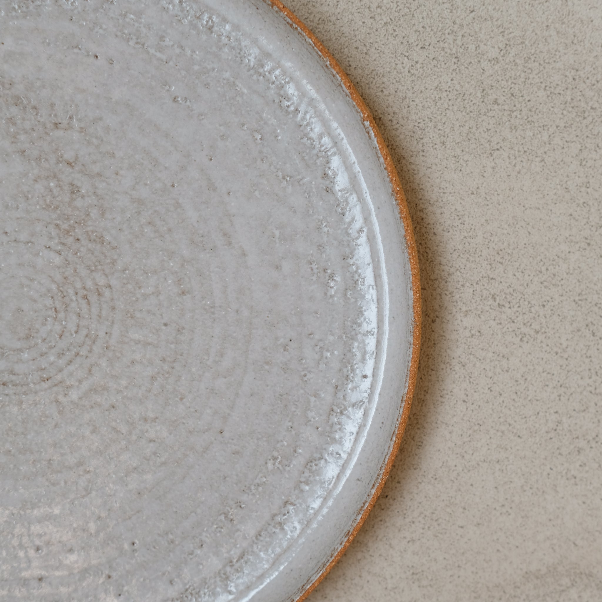 Assiette en grès roux chamotté par Studio Racines chez Brutal