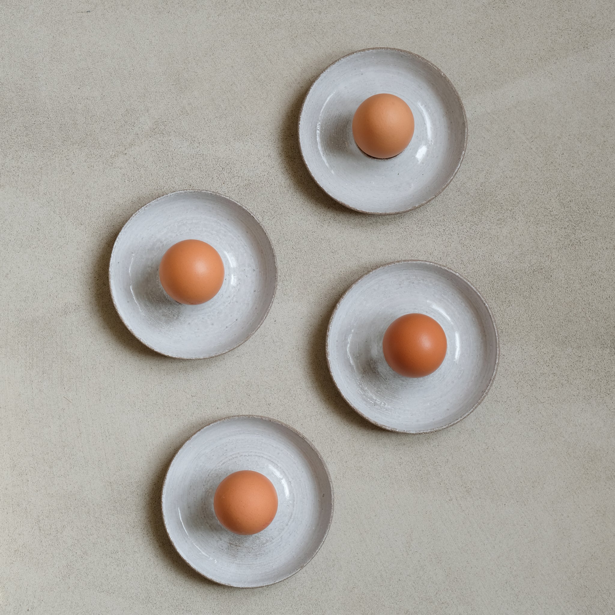 Coquetier en grès gris par Studio Racines chez Brutal