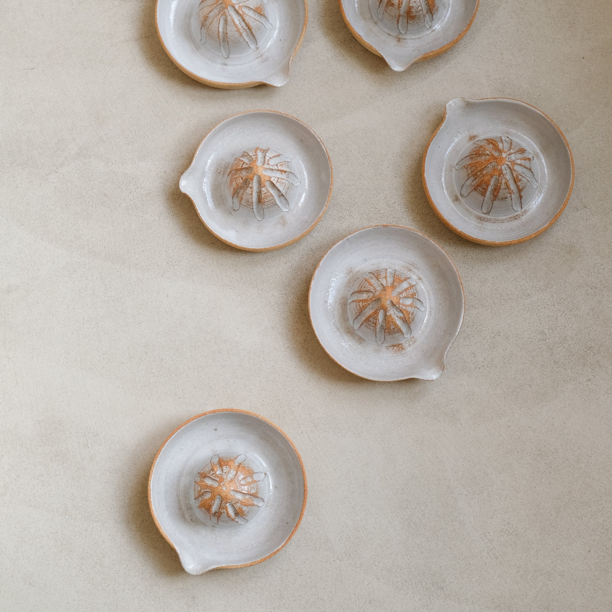 Presse-agrumes en grès roux par Studio Racines chez Brutal Ceramics