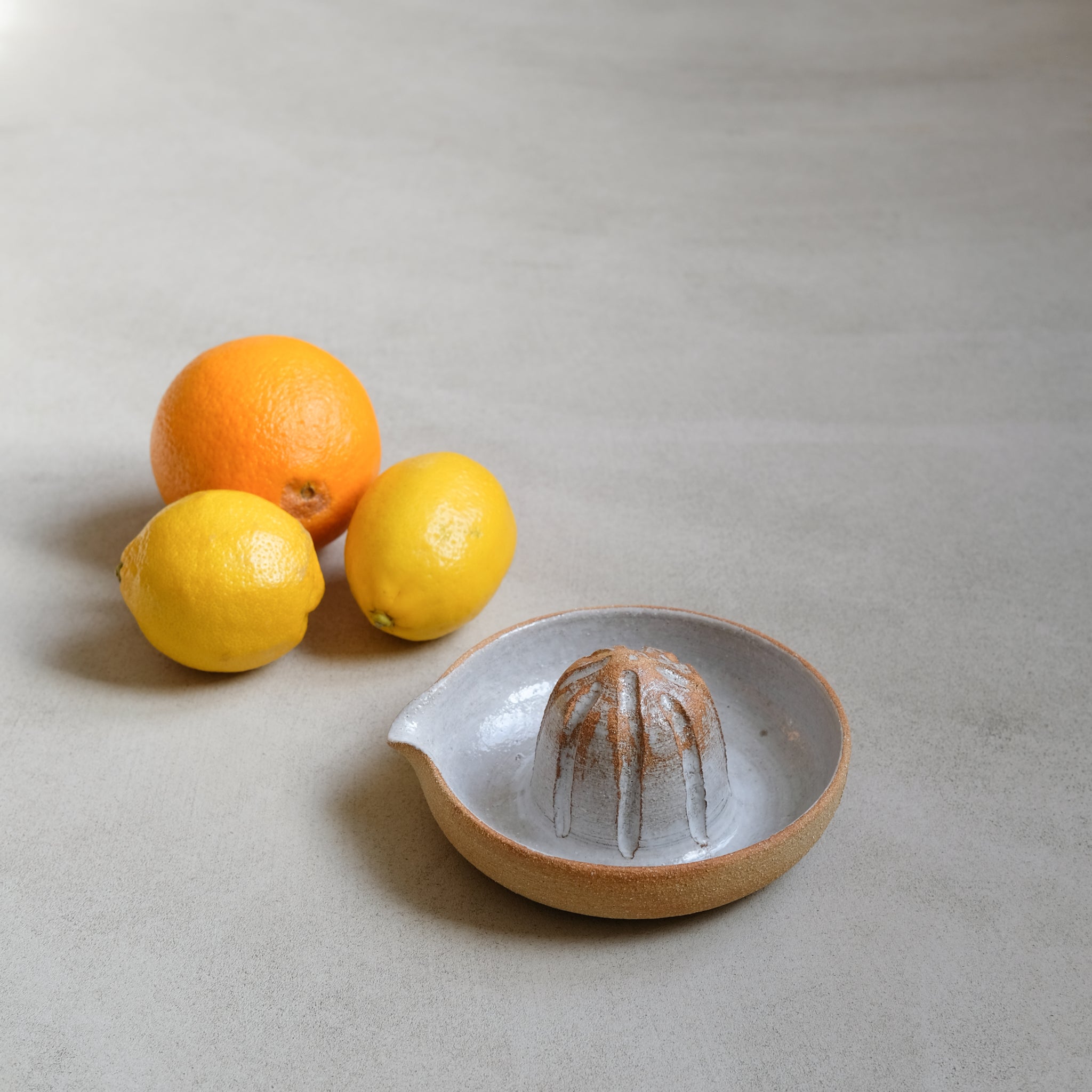 Presse-agrumes en grès roux par Studio Racines chez Brutal Ceramics
