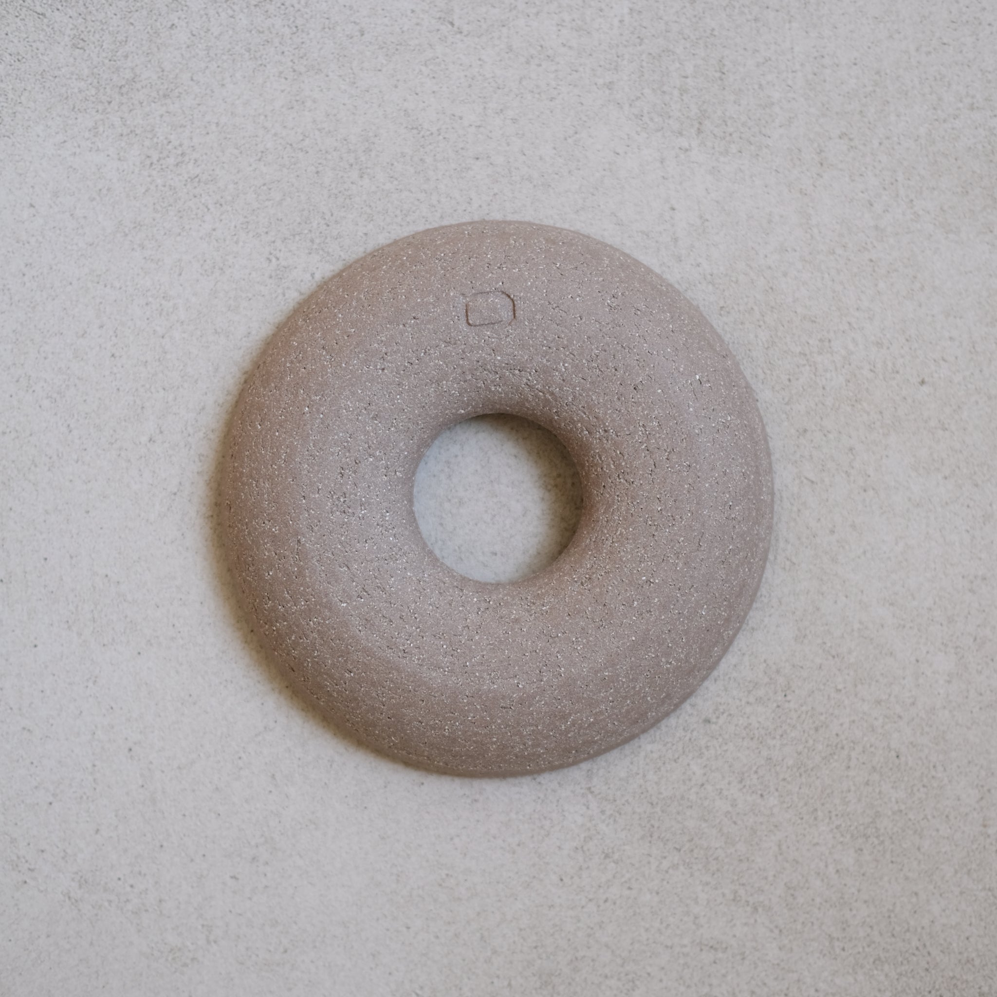 Coquetier en grès gris par Studio Racines chez Brutal