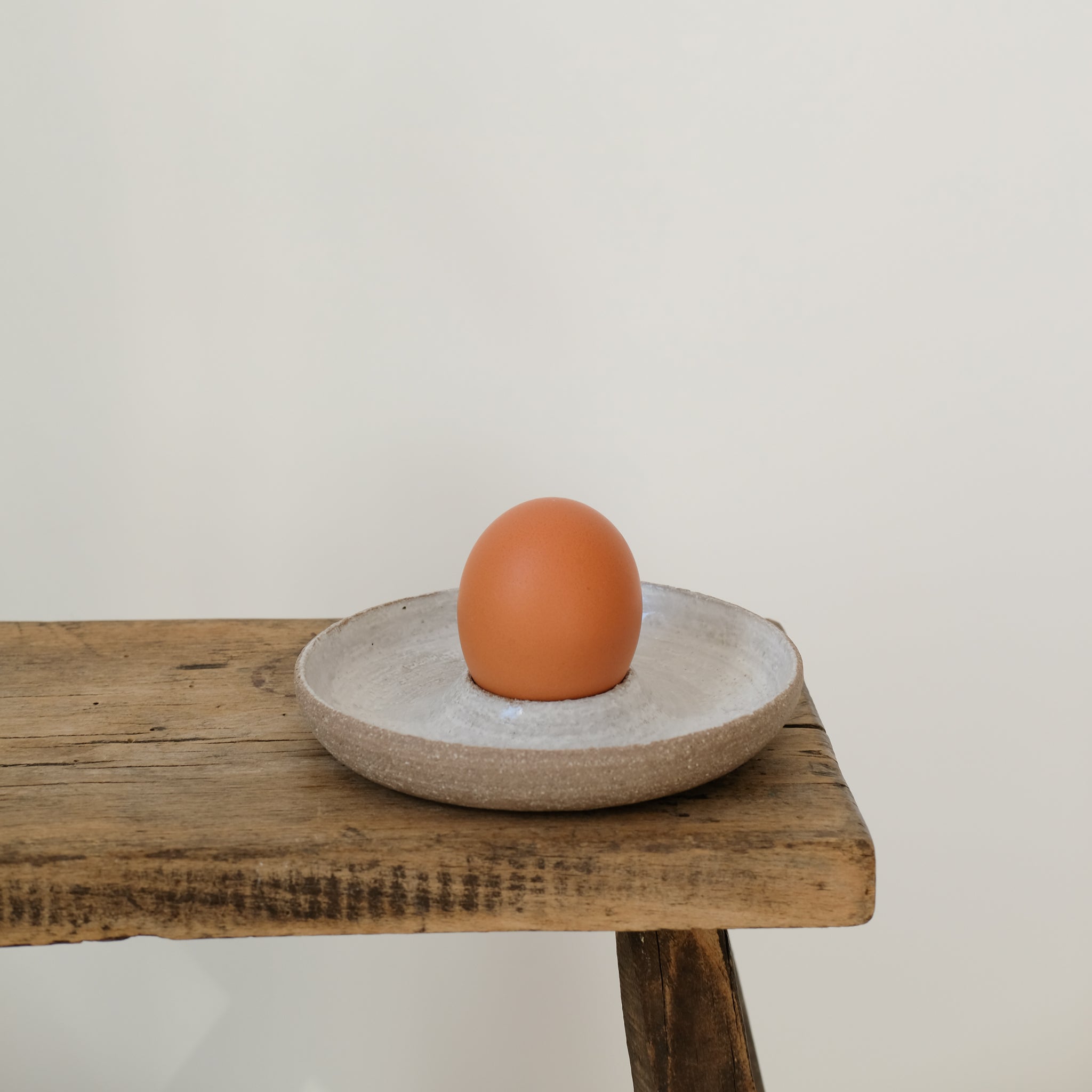 Coquetier en grès gris par Studio Racines chez Brutal