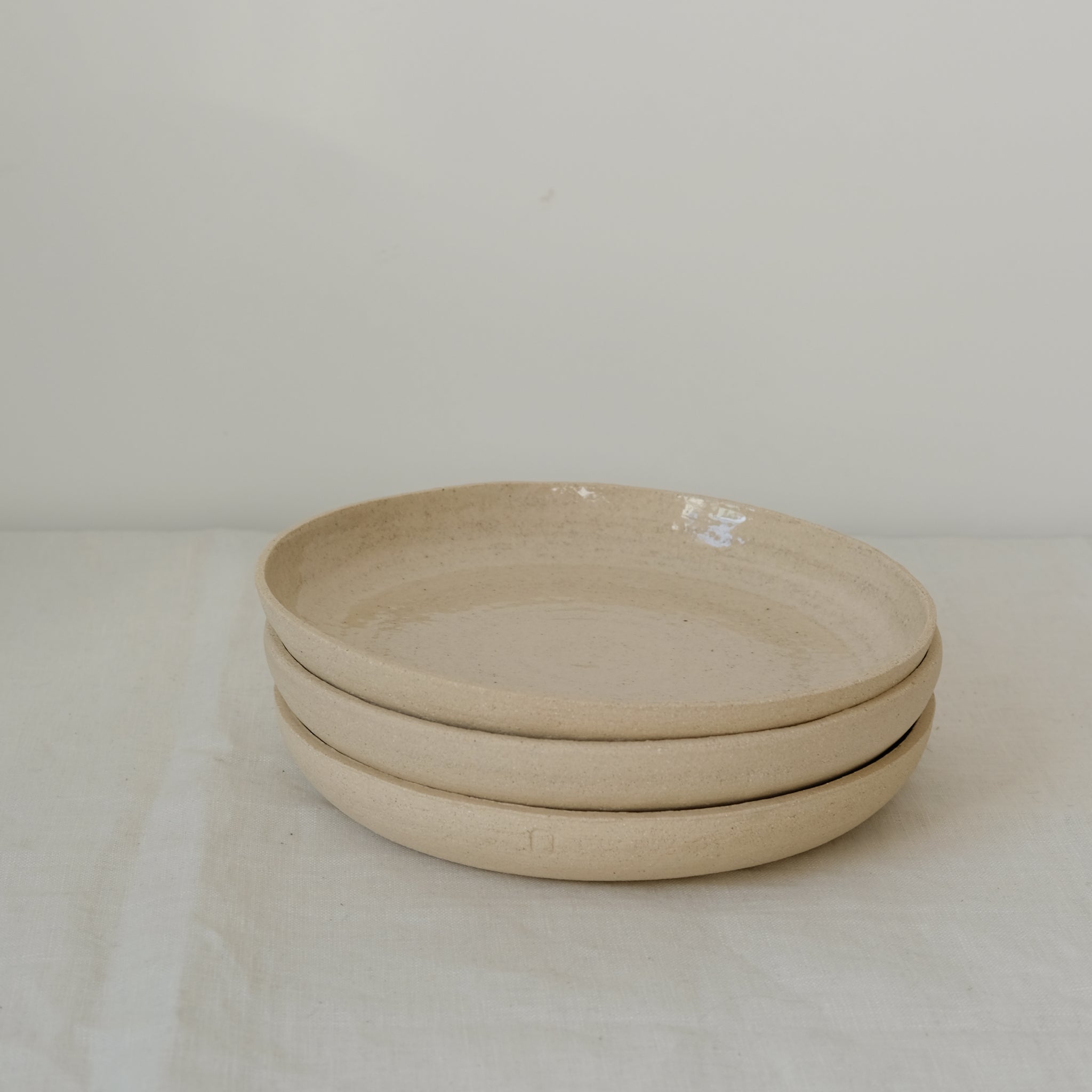 Assiette en grès chamotté par Studio Racines chez Brutal Ceramics