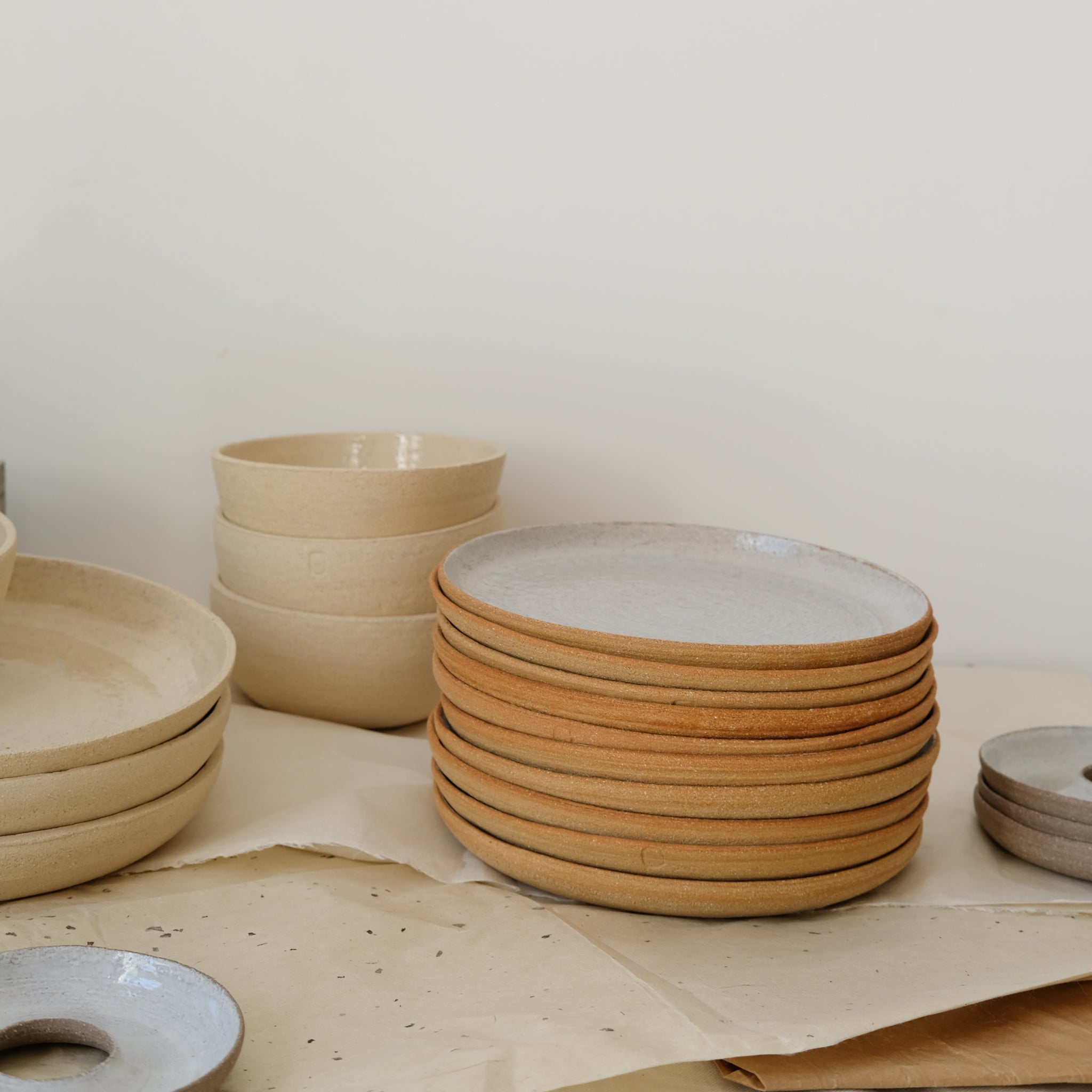 Assiette en grès roux chamotté par Studio Racines chez Brutal
