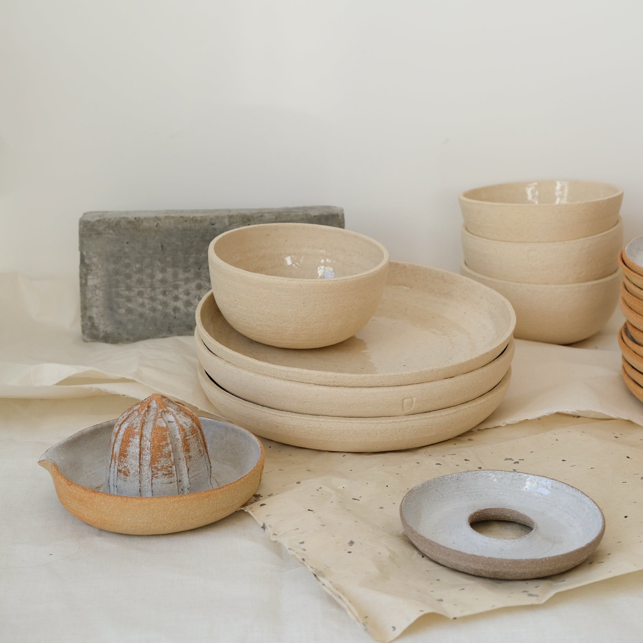 Assiette en grès chamotté par Studio Racines chez Brutal Ceramics