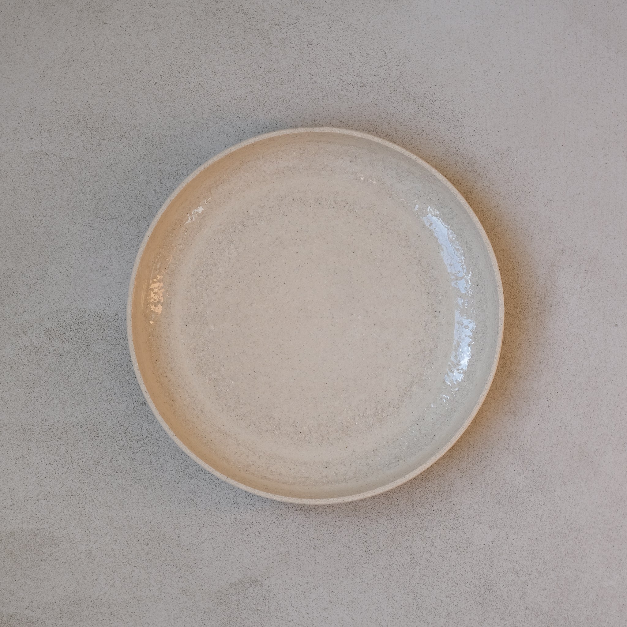 Assiette en grès chamotté par Studio Racines chez Brutal Ceramics