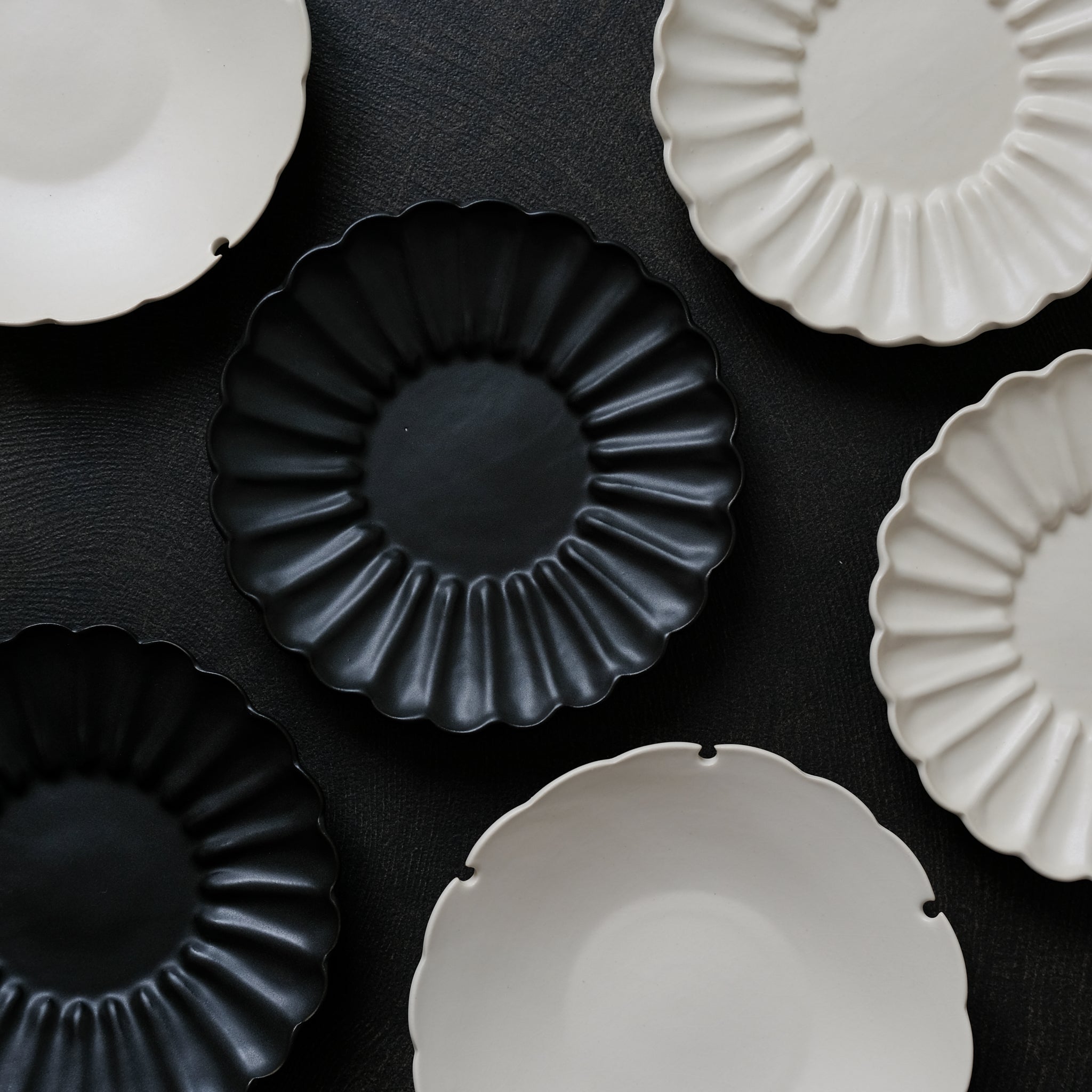 Assiette Yukiwa D 20cm / Beige par Yoshida Pottery chez Brutal Ceramics
