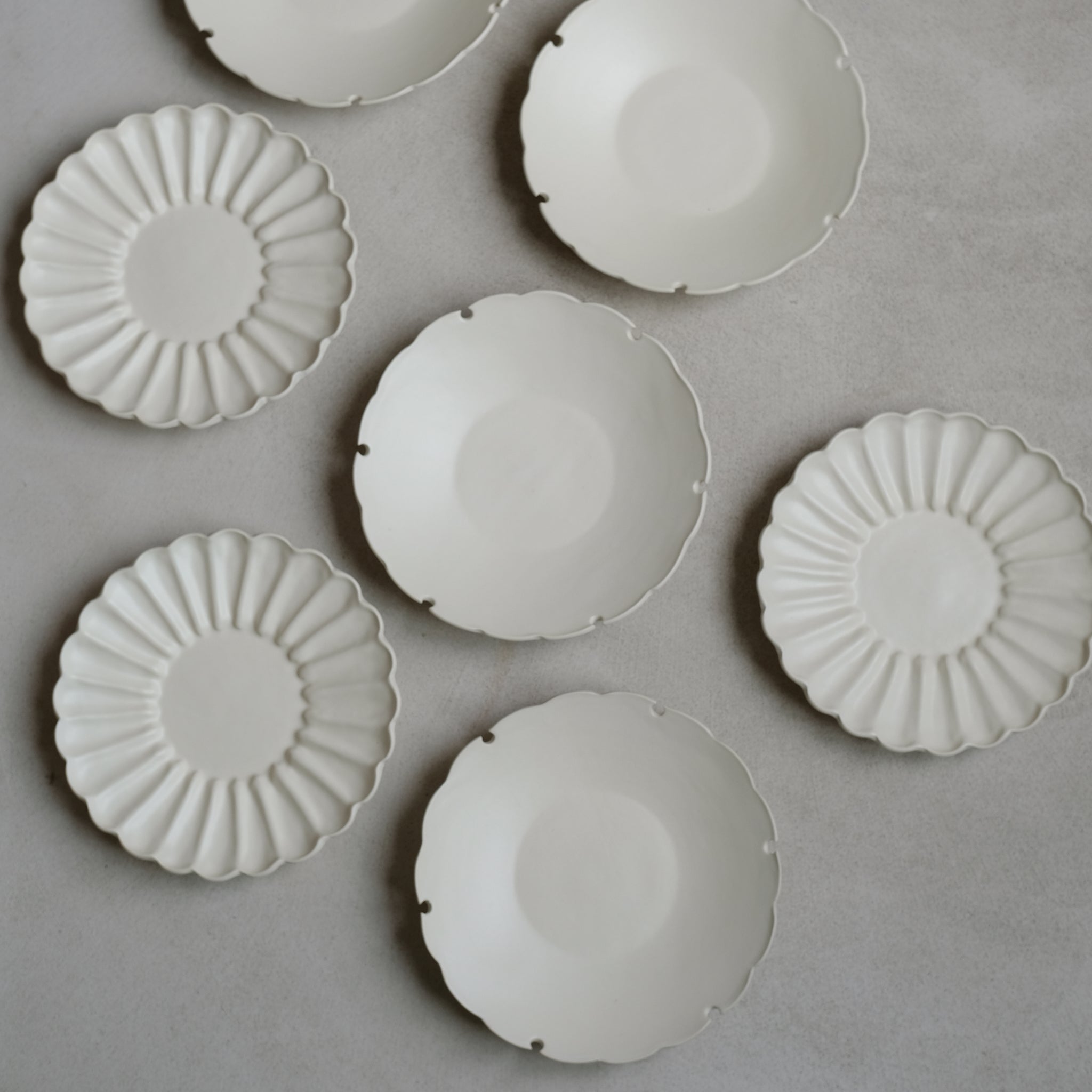 Assiette Yukiwa D 20cm / Beige par Yoshida Pottery chez Brutal Ceramics