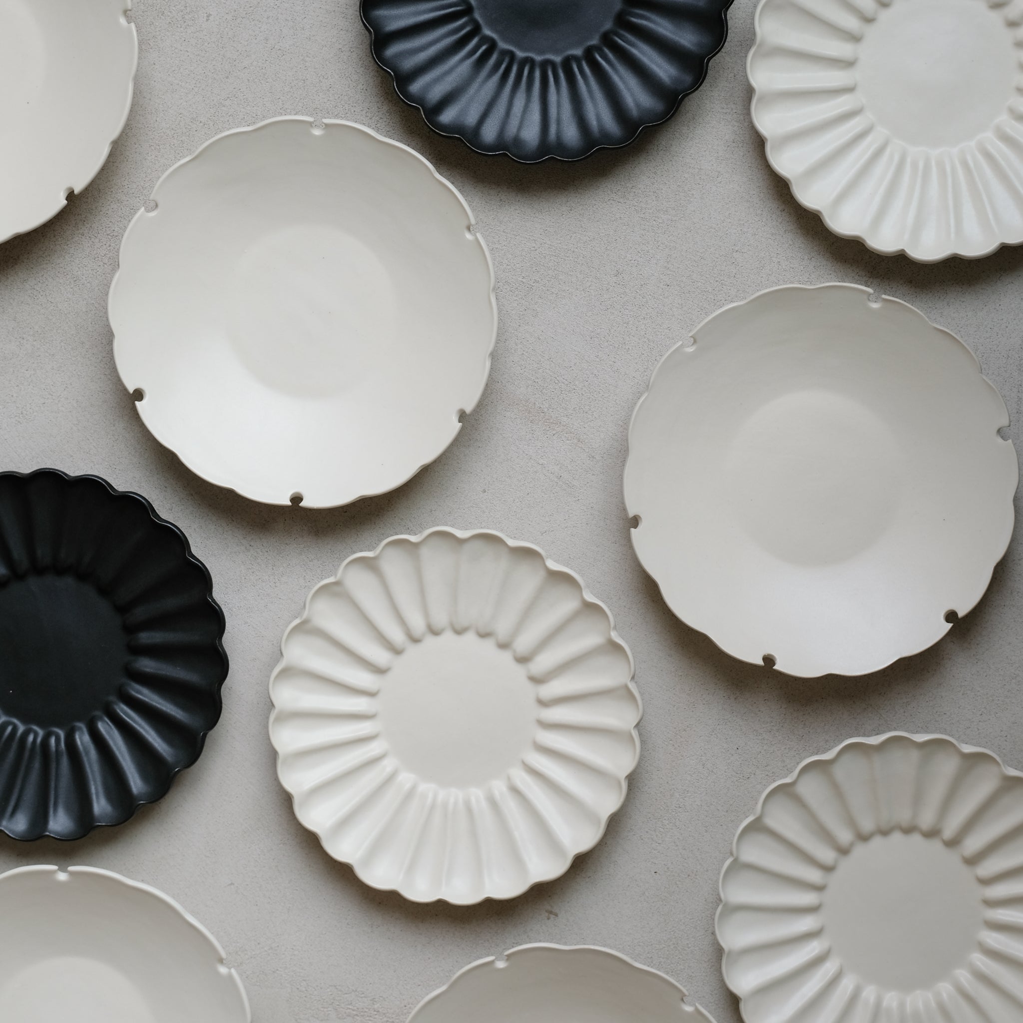 Assiette Rinka D 19,5cm / Beige par Yoshida Pottery chez Brutal Ceramics