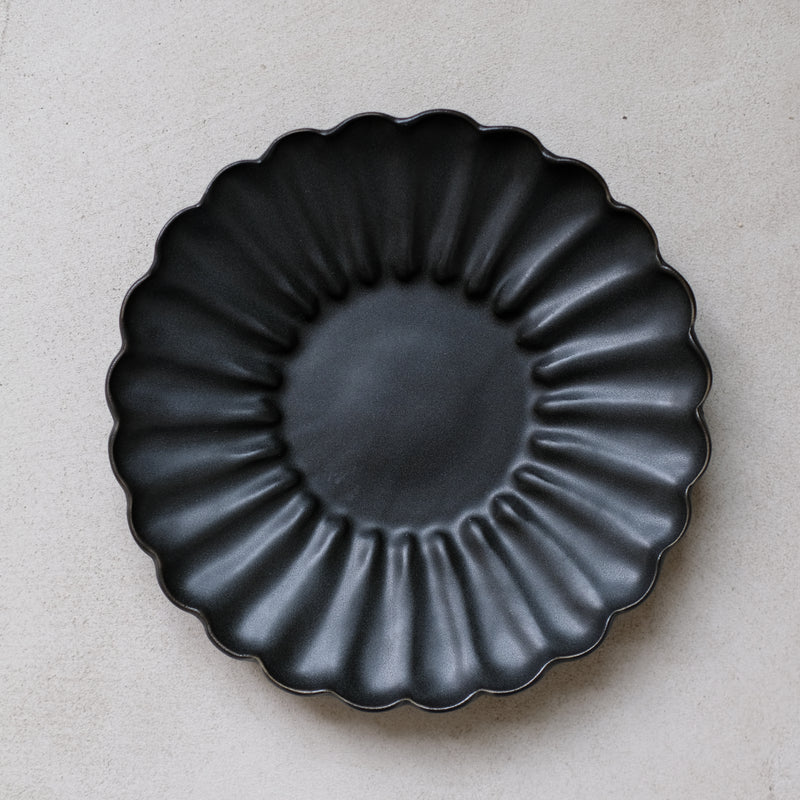 Assiette Rinka D 19,5cm / Noir par Yoshida Pottery chez Brutal Ceramics