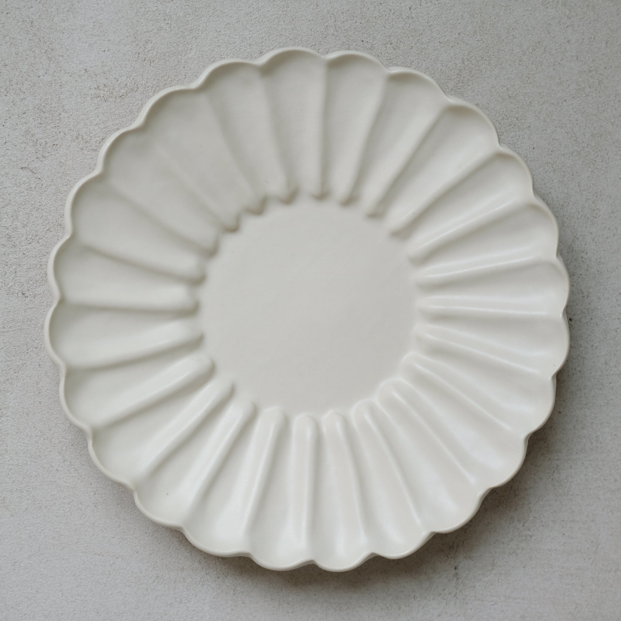 Assiette Rinka D 19,5cm / Beige par Yoshida Pottery chez Brutal Ceramics