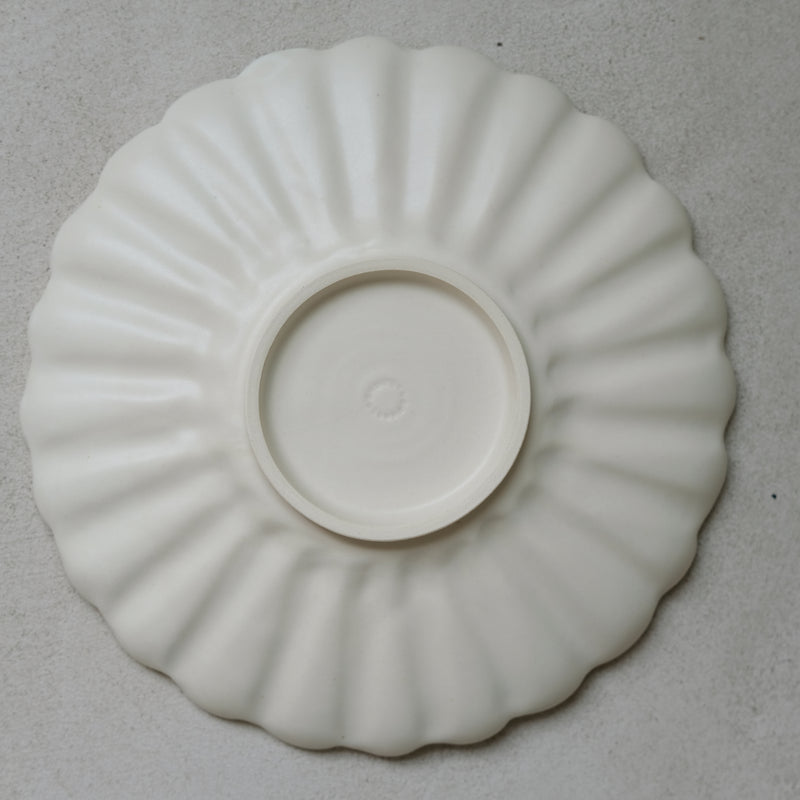 Assiette Rinka D 19,5cm / Beige par Yoshida Pottery chez Brutal Ceramics