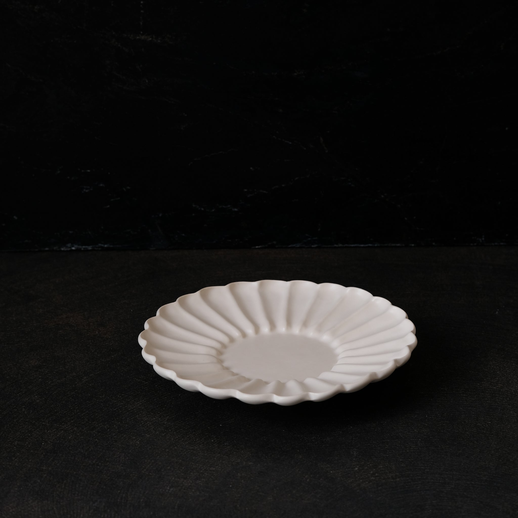 Assiette Rinka D 19,5cm / Beige par Yoshida Pottery chez Brutal Ceramics