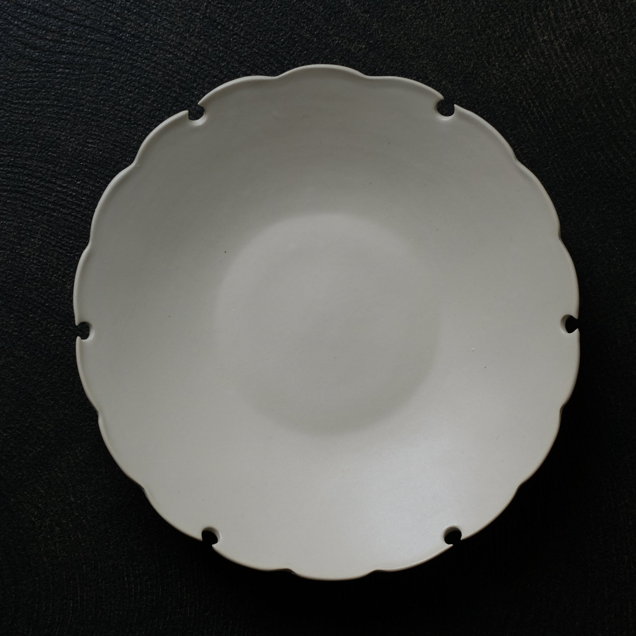 Assiette Yukiwa D 20cm / Beige par Yoshida Pottery chez Brutal Ceramics
