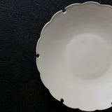 Assiette Yukiwa D 20cm / Beige par Yoshida Pottery chez Brutal Ceramics