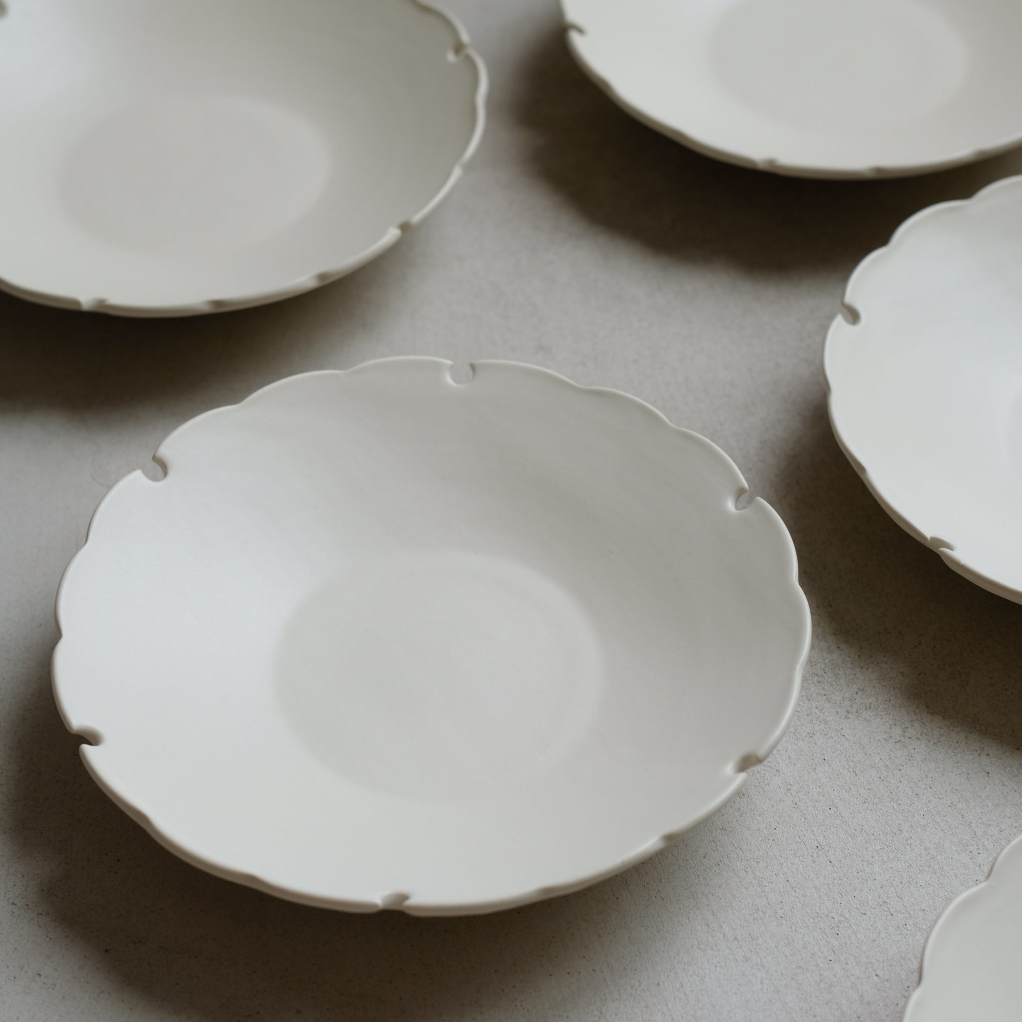 Assiette Yukiwa D 20cm / Beige par Yoshida Pottery chez Brutal Ceramics