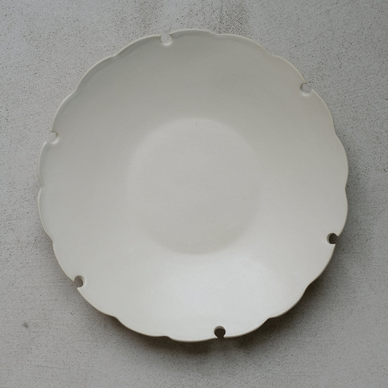 Assiette Yukiwa D 20cm / Beige par Yoshida Pottery chez Brutal Ceramics