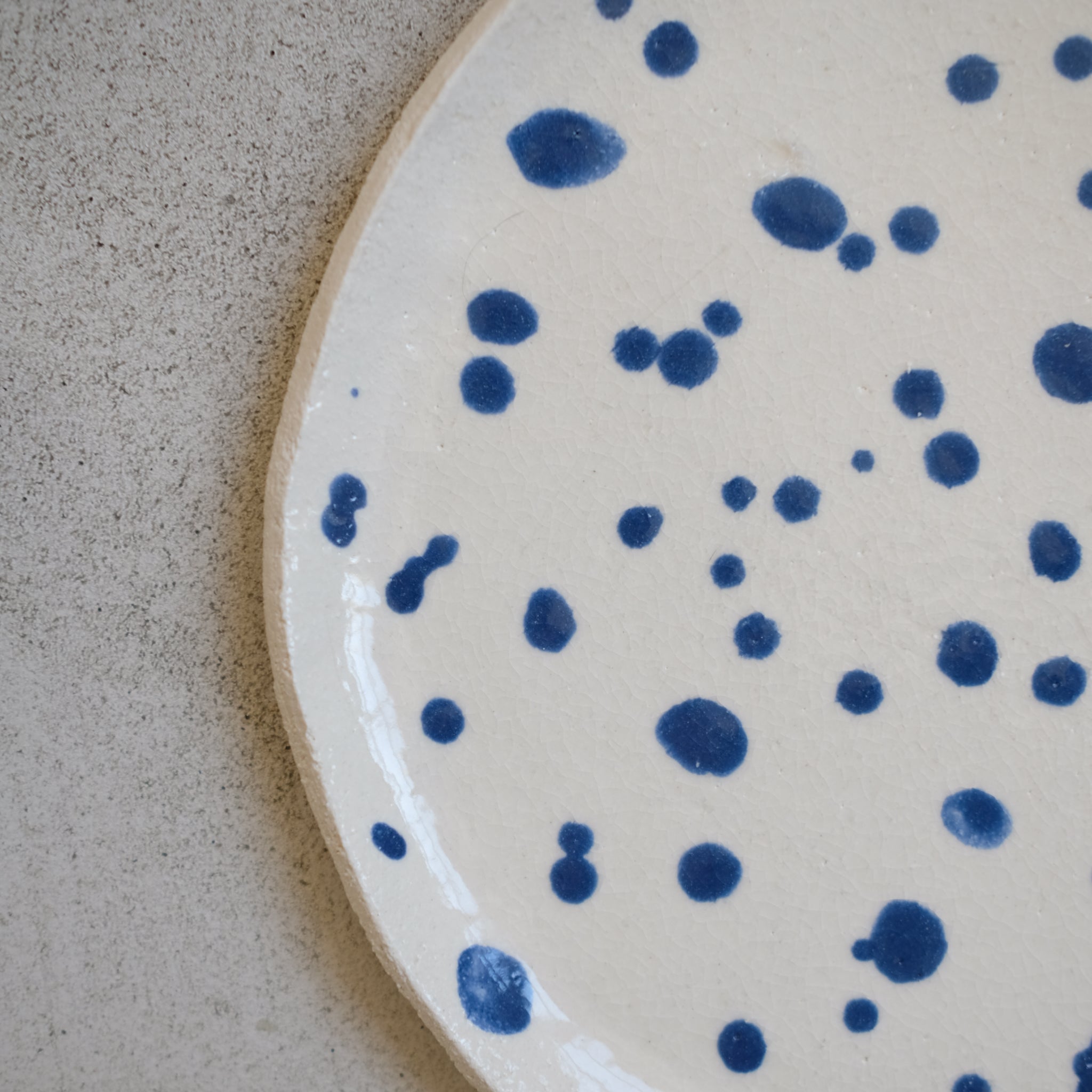 Assiette mouchetée bleue de Cassandre Bouilly chez Brutal Ceramics