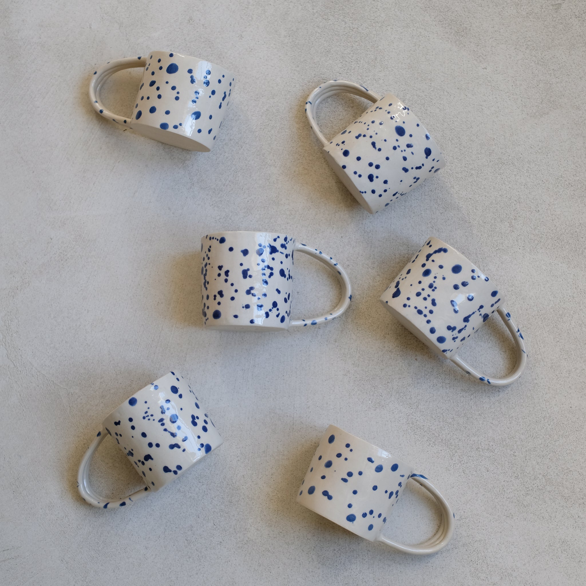 Tasse en grès mouchetée par Cassandre Bouilly chez Brutal Ceramics