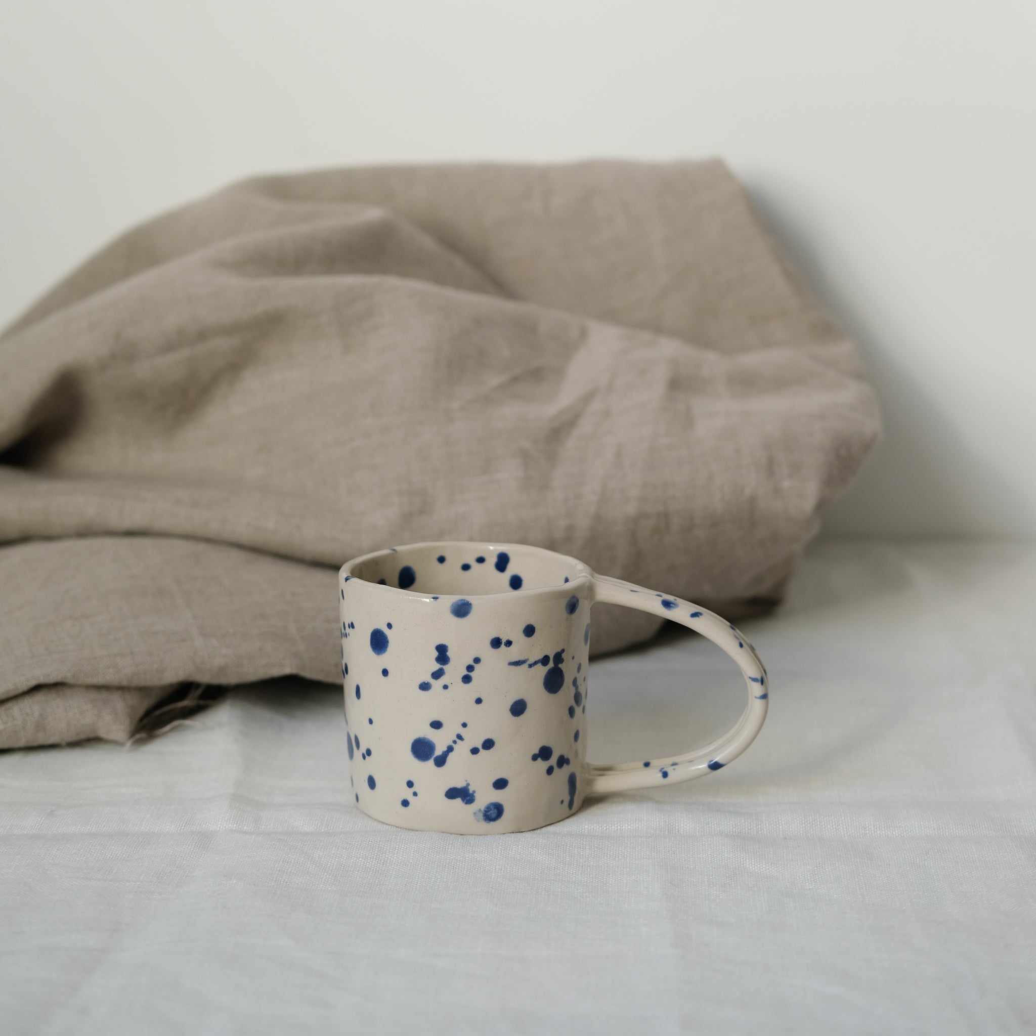 Tasse en grès mouchetée par Cassandre Bouilly chez Brutal Ceramics
