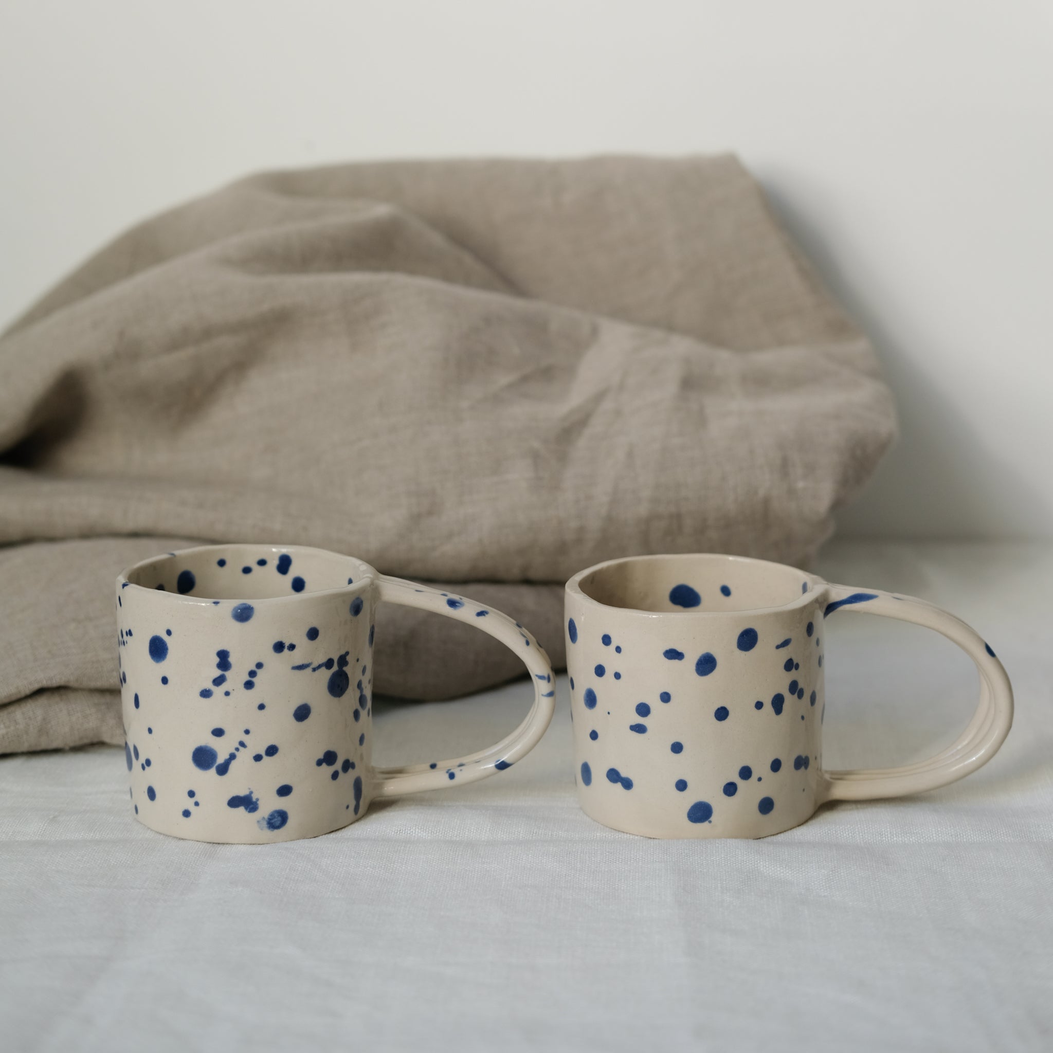 Tasse en grès mouchetée par Cassandre Bouilly chez Brutal Ceramics