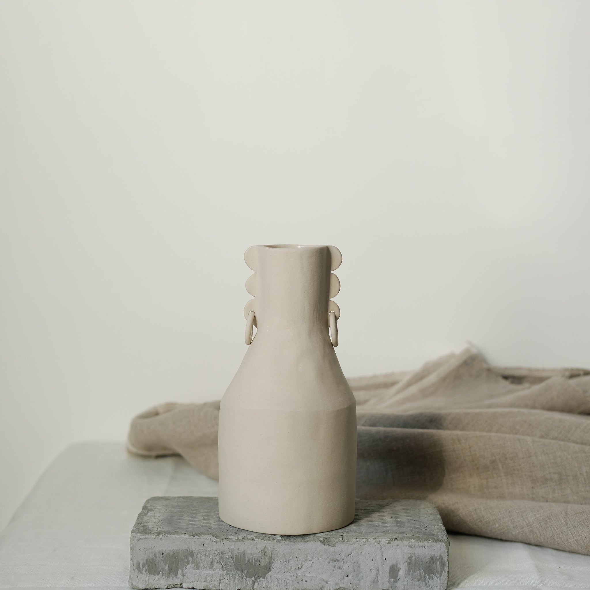 Vase Totem oreilles percées de Cassandre Bouilly chez Brutal Ceramics