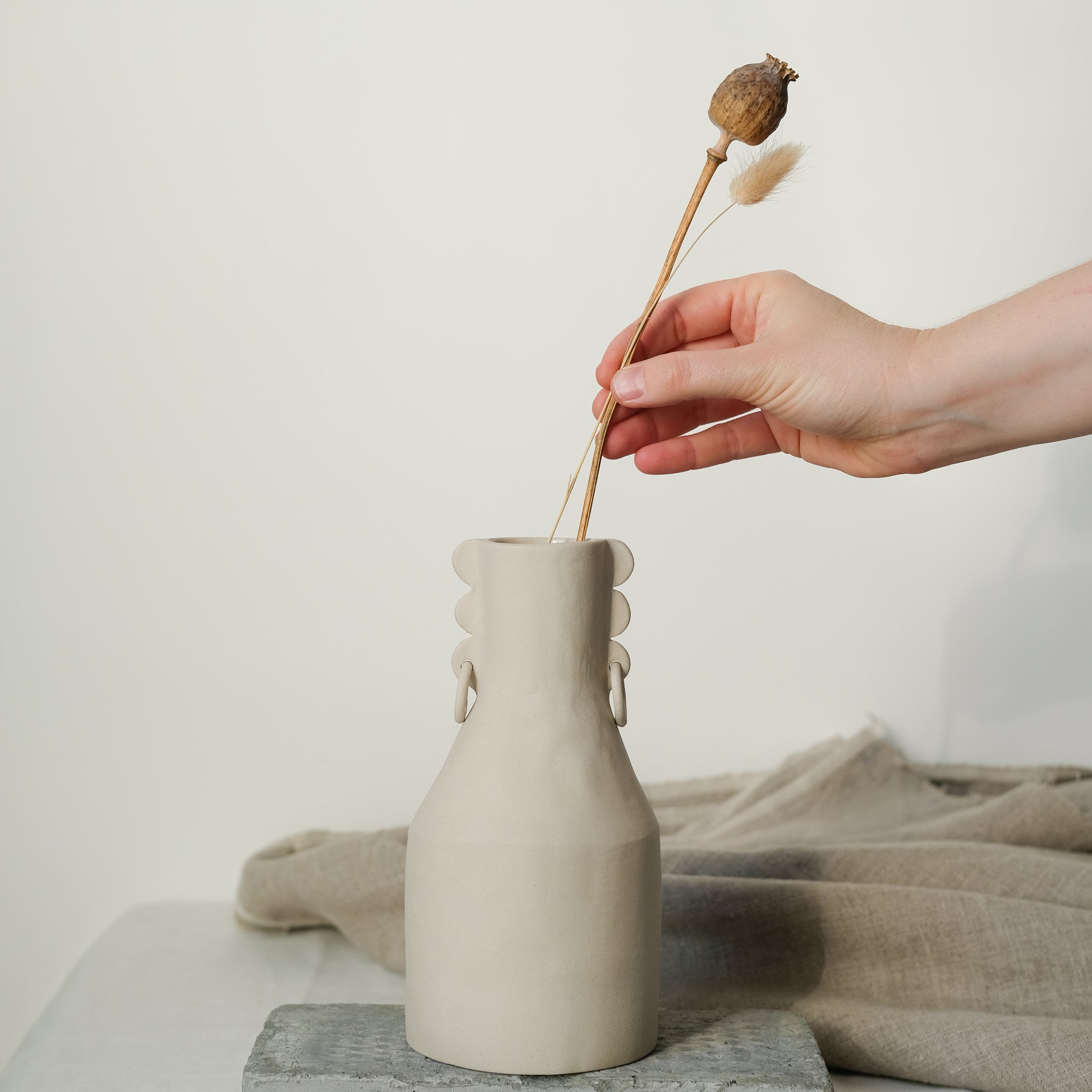 Vase Totem oreilles percées de Cassandre Bouilly chez Brutal Ceramics