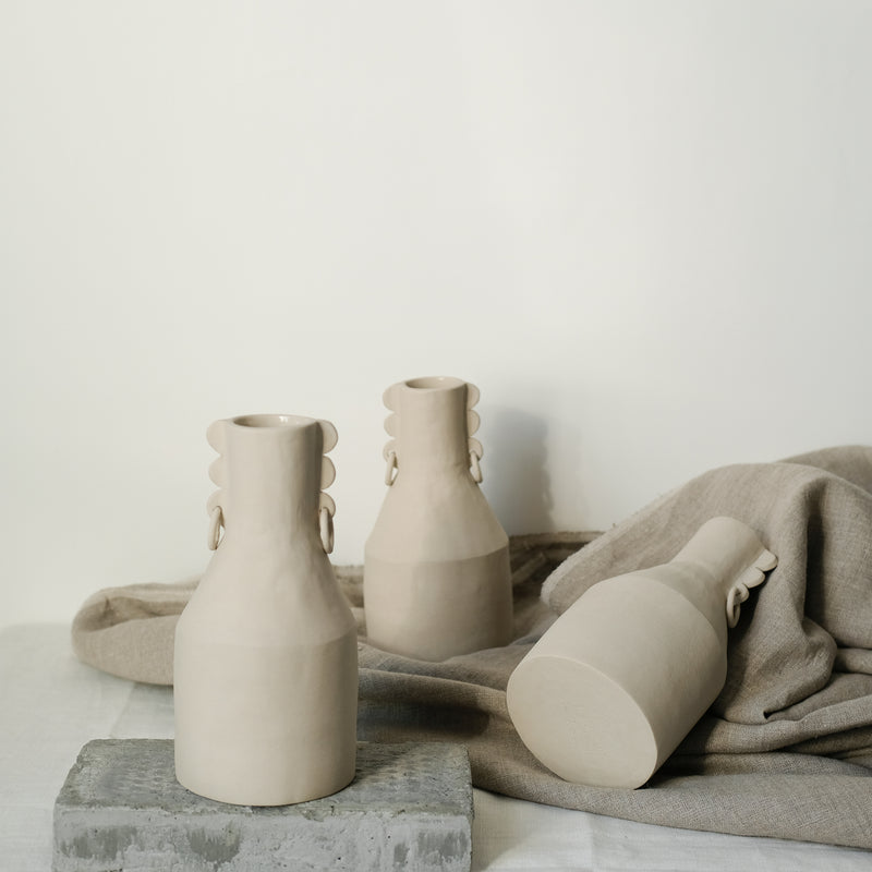 Vase Totem oreilles percées de Cassandre Bouilly chez Brutal Ceramics