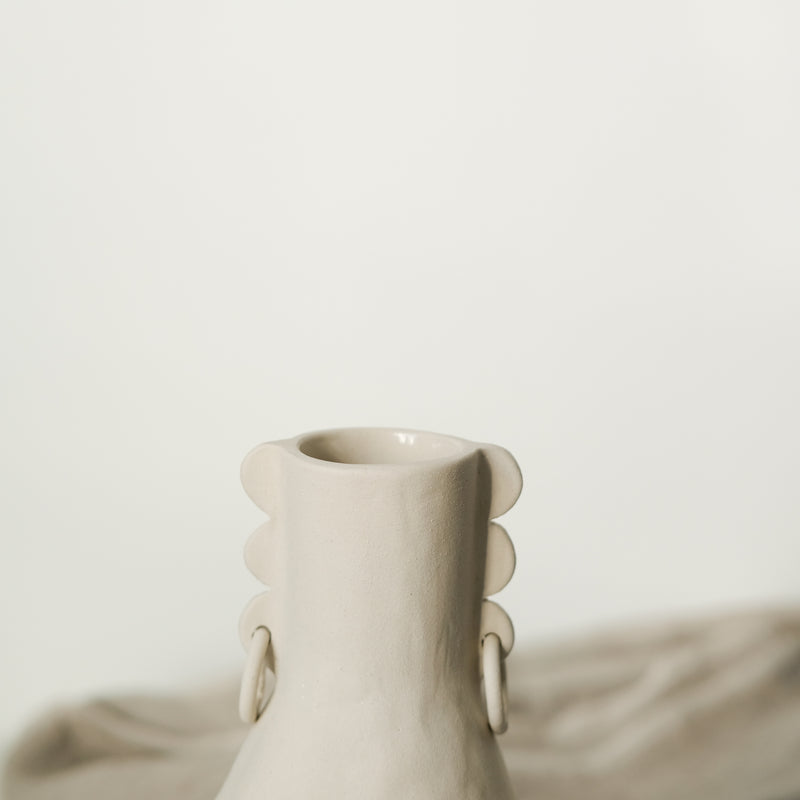 Vase Totem oreilles percées de Cassandre Bouilly chez Brutal Ceramics