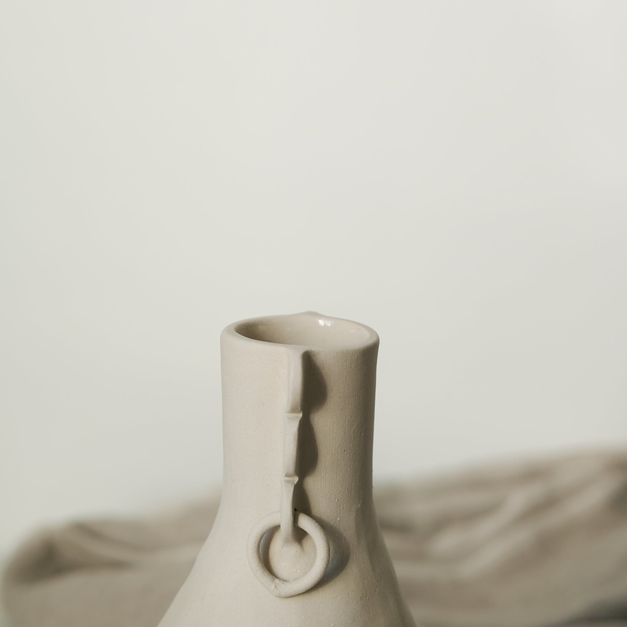 Vase Totem oreilles percées de Cassandre Bouilly chez Brutal Ceramics