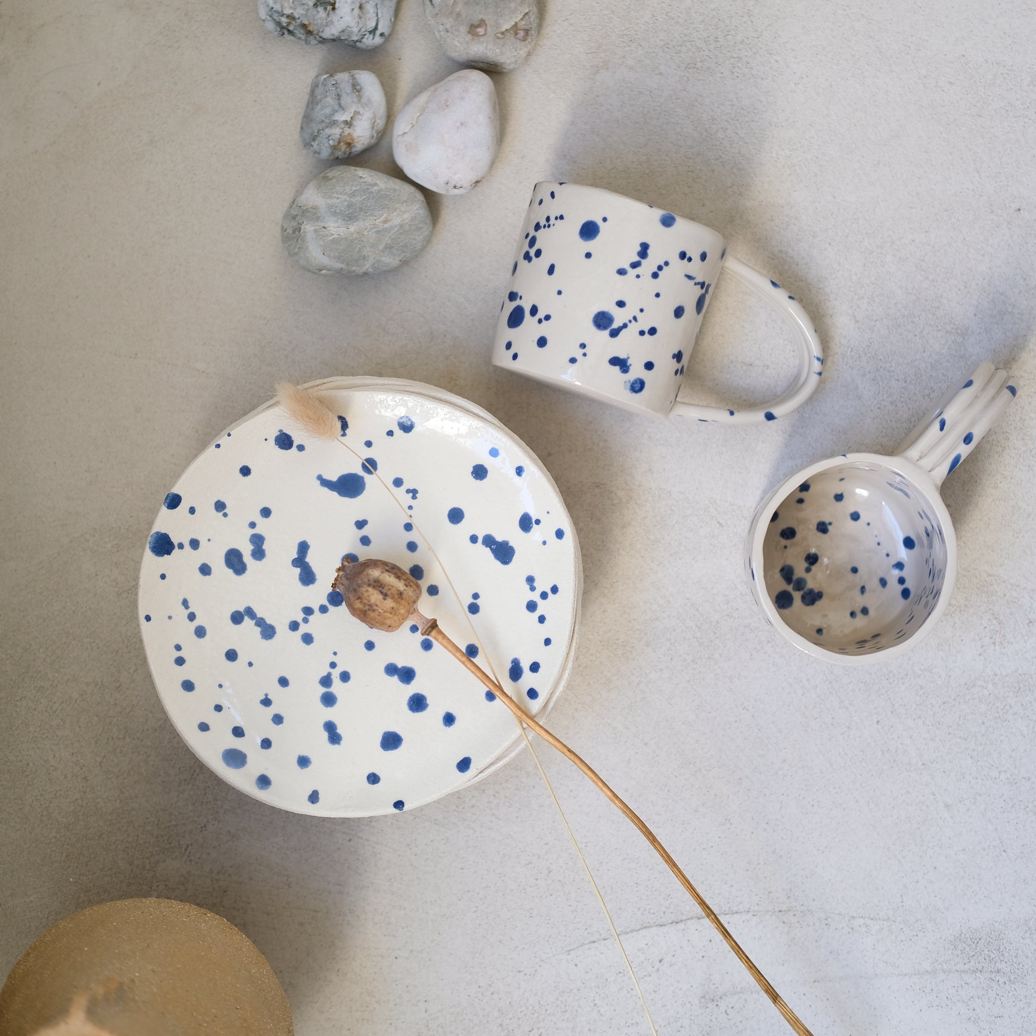 Assiette mouchetée bleue de Cassandre Bouilly chez Brutal Ceramics