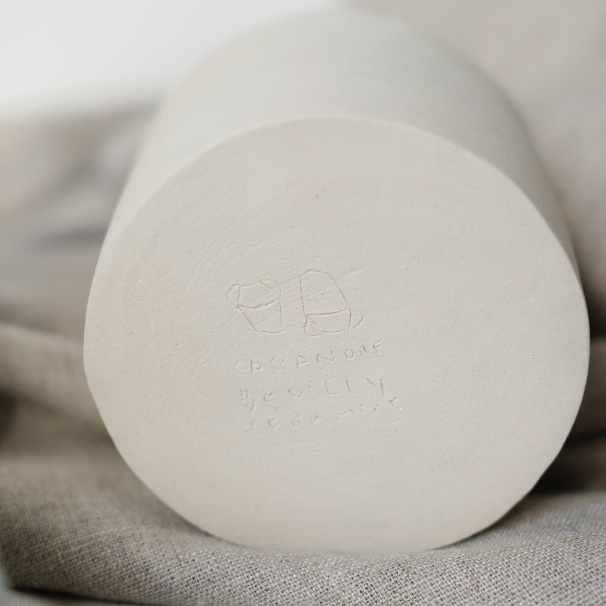 Vase Totem oreilles percées de Cassandre Bouilly chez Brutal Ceramics