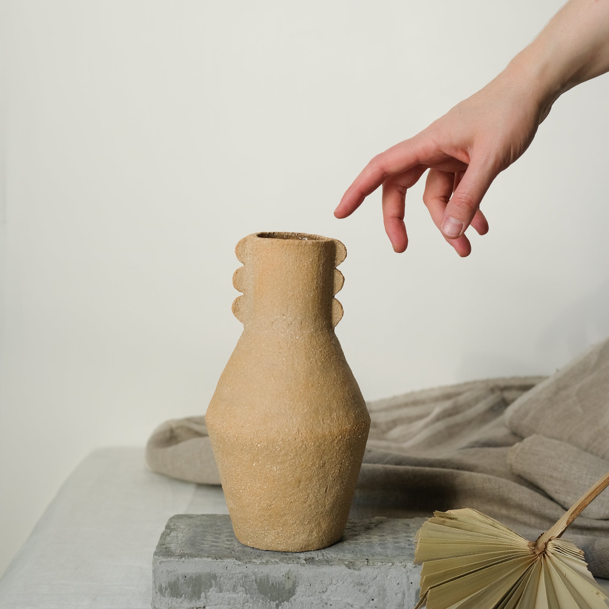 Vase Totem en grès roux de Cassandre Bouilly chez Brutal Ceramics