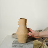 Vase Totem en grès roux de Cassandre Bouilly chez Brutal Ceramics